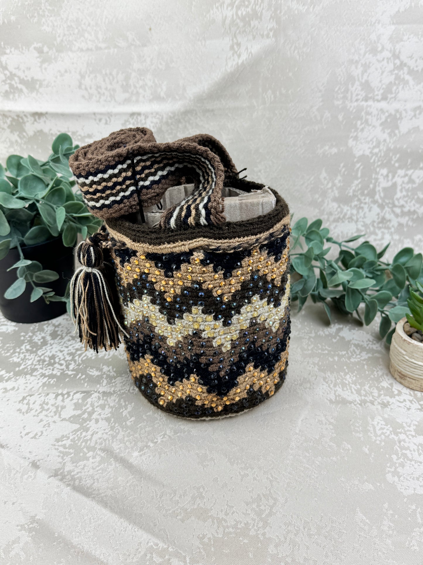 Detalle del tejido tradicional Susuchón en mochila Wayuu artesanal.