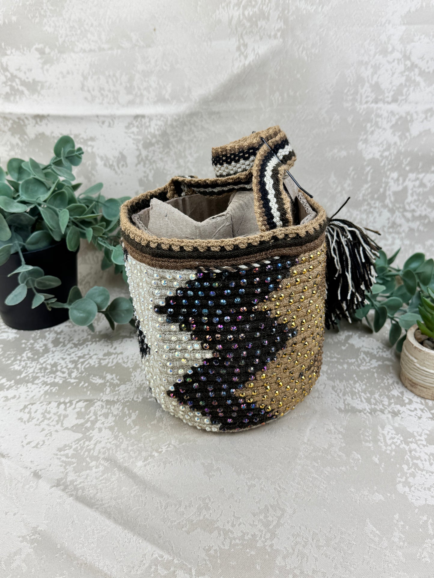 Detalle de piedras brillantes en mochila Wayuu Susuchón edición brillante.
