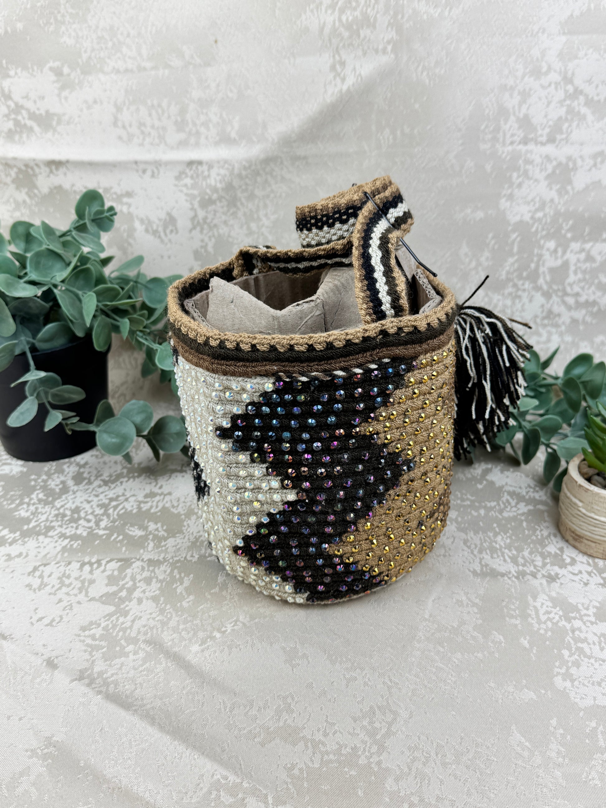 Detalle de piedras brillantes en mochila Wayuu Susuchón edición brillante.