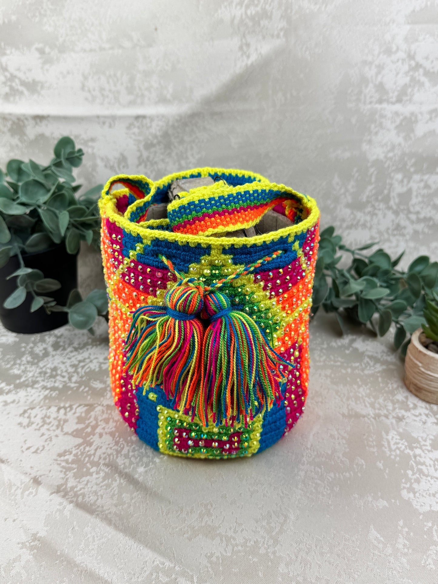 Mochila Wayuu Susuchón edición brillante 15 tejida a mano por artesanas Wayuu en La Guajira Colombia.