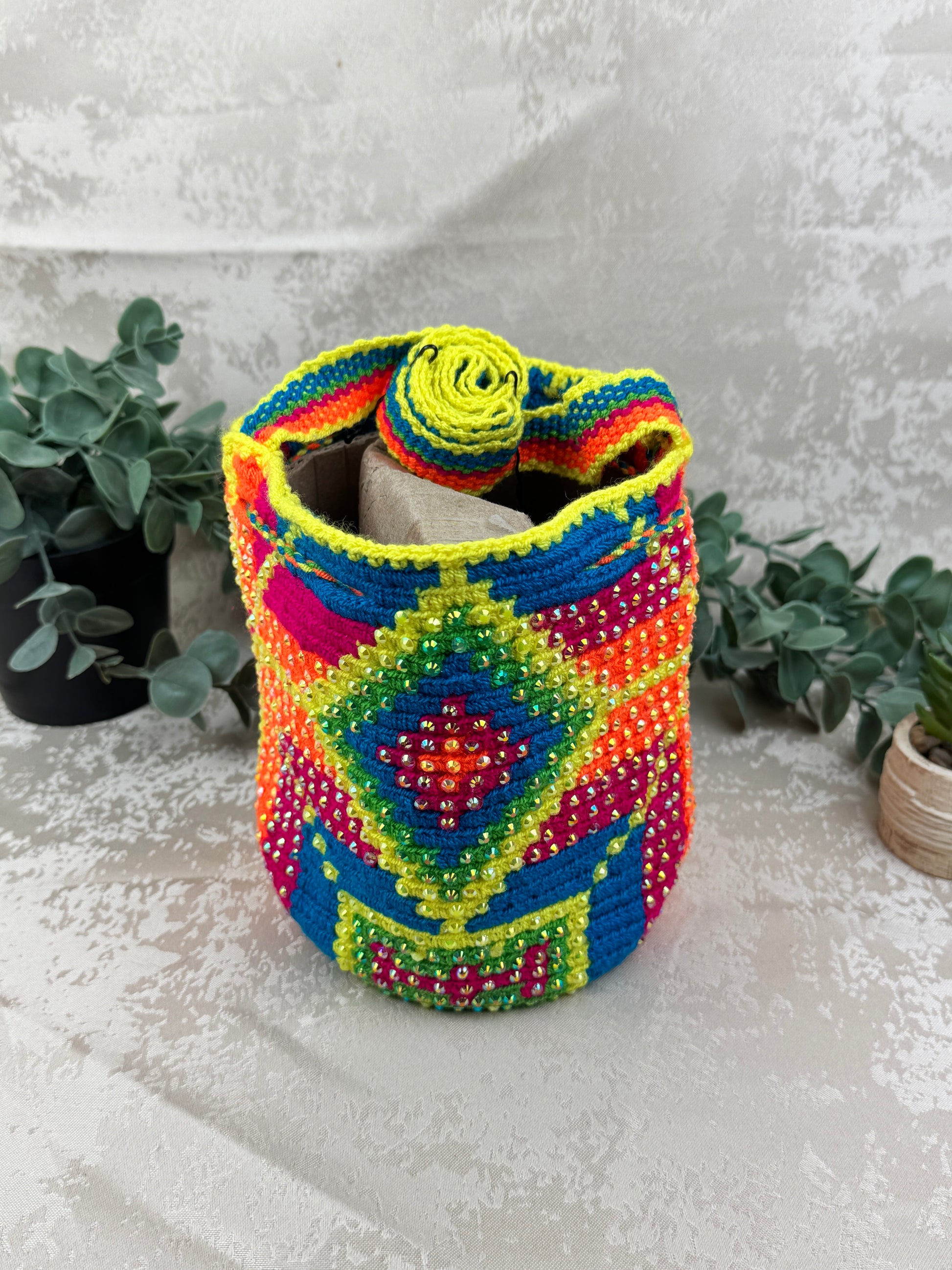 Detalle de piedras brillantes aplicadas a mano en mochila Wayuu Susuchón.