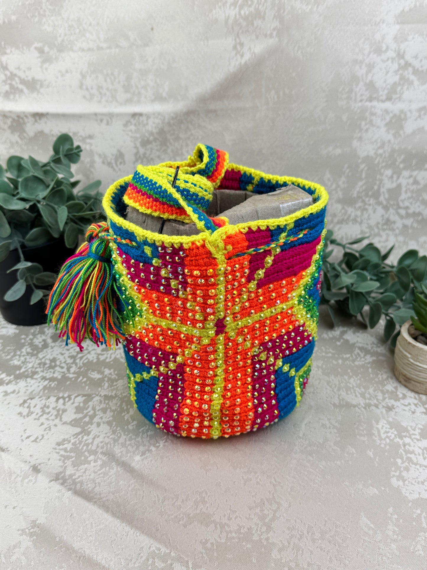Detalle del tejido tradicional Susuchón en mochila Wayuu artesanal.
