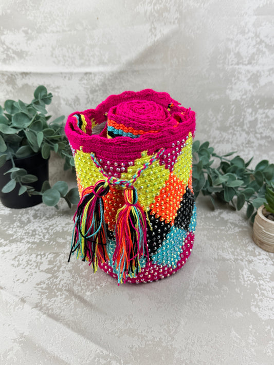 Mochila Wayuu Susuchón edición brillante 16 tejida a mano por artesanas Wayuu en La Guajira Colombia.