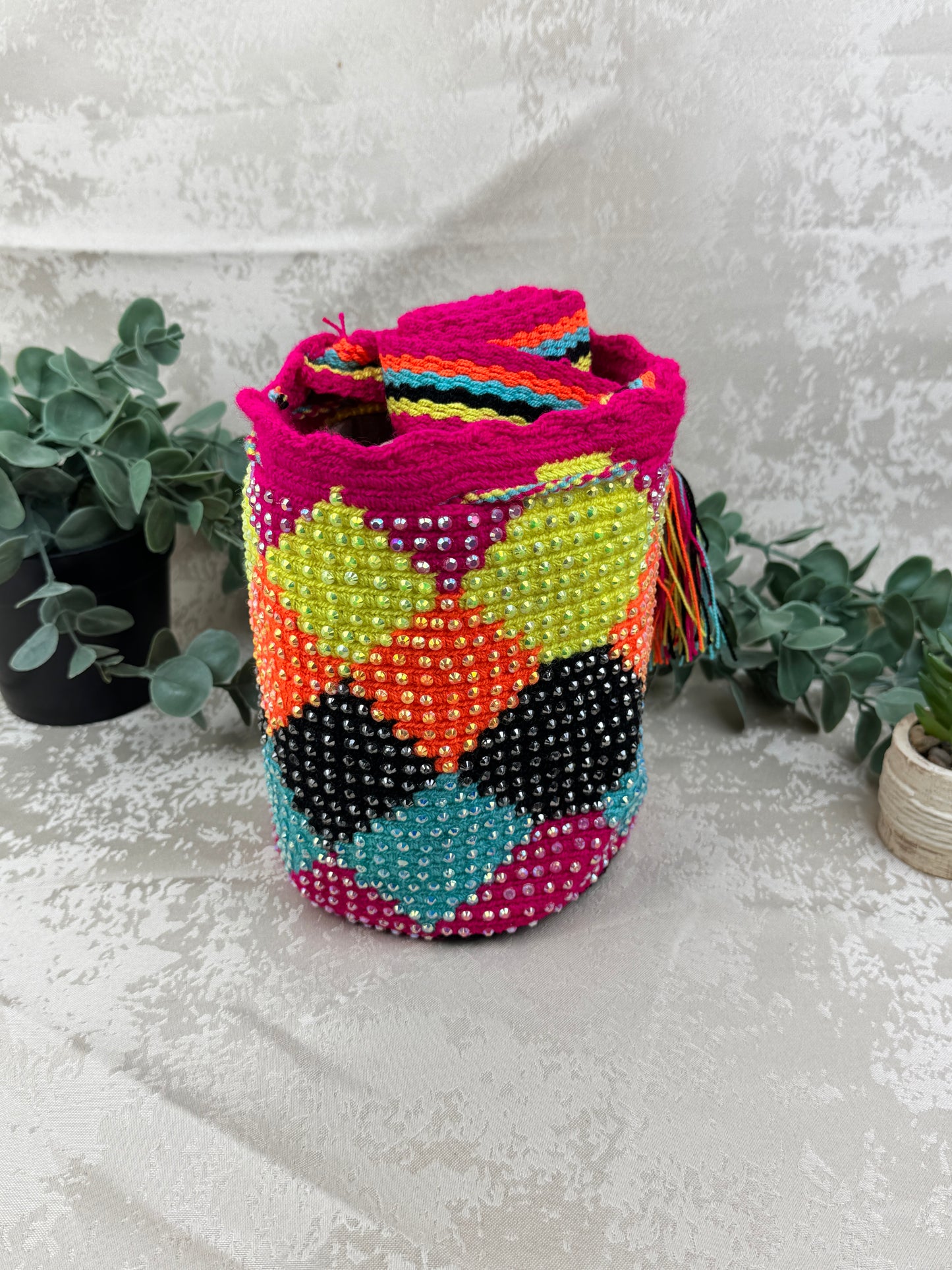 Detalle de las piedras brillantes aplicadas sobre mochila Wayuu Susuchón artesanal.