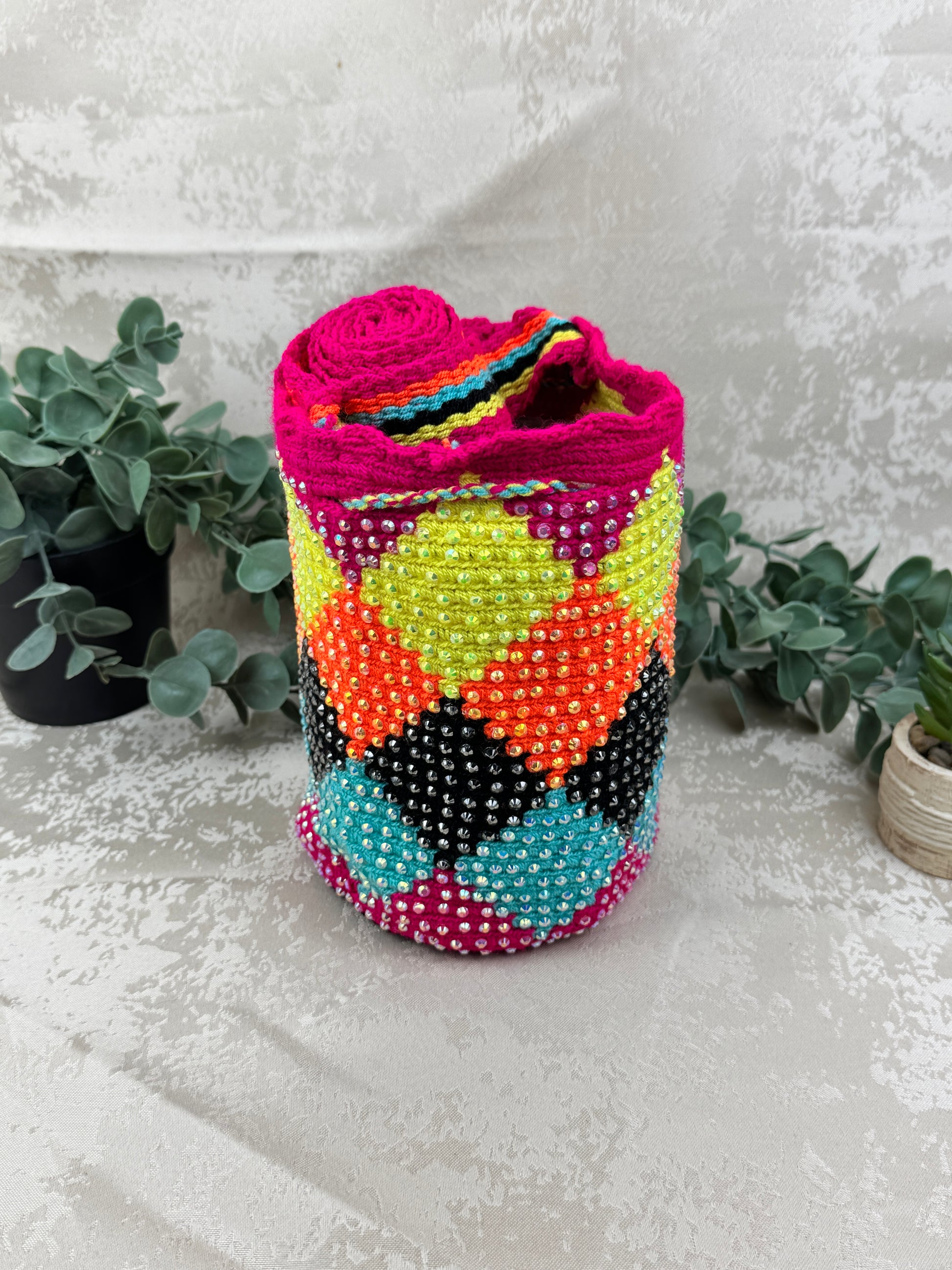 Detalle del tejido tradicional Susuchón en mochila Wayuu edición brillante.