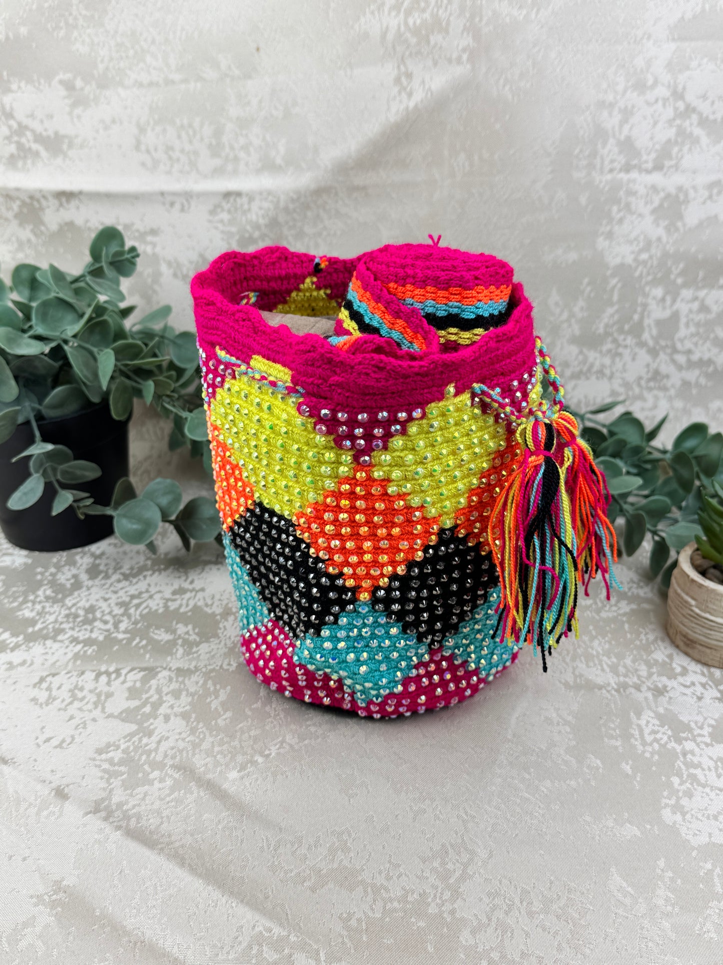 Vista lateral de mochila Wayuu Susuchón edición brillante con piedras brillantes aplicada a mano.