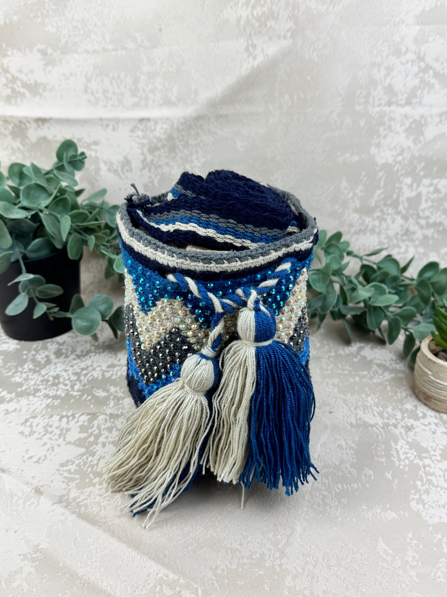 Mochila Wayuu Susuchón edición brillante 17 tejida a mano por artesanas Wayuu en La Guajira Colombia.