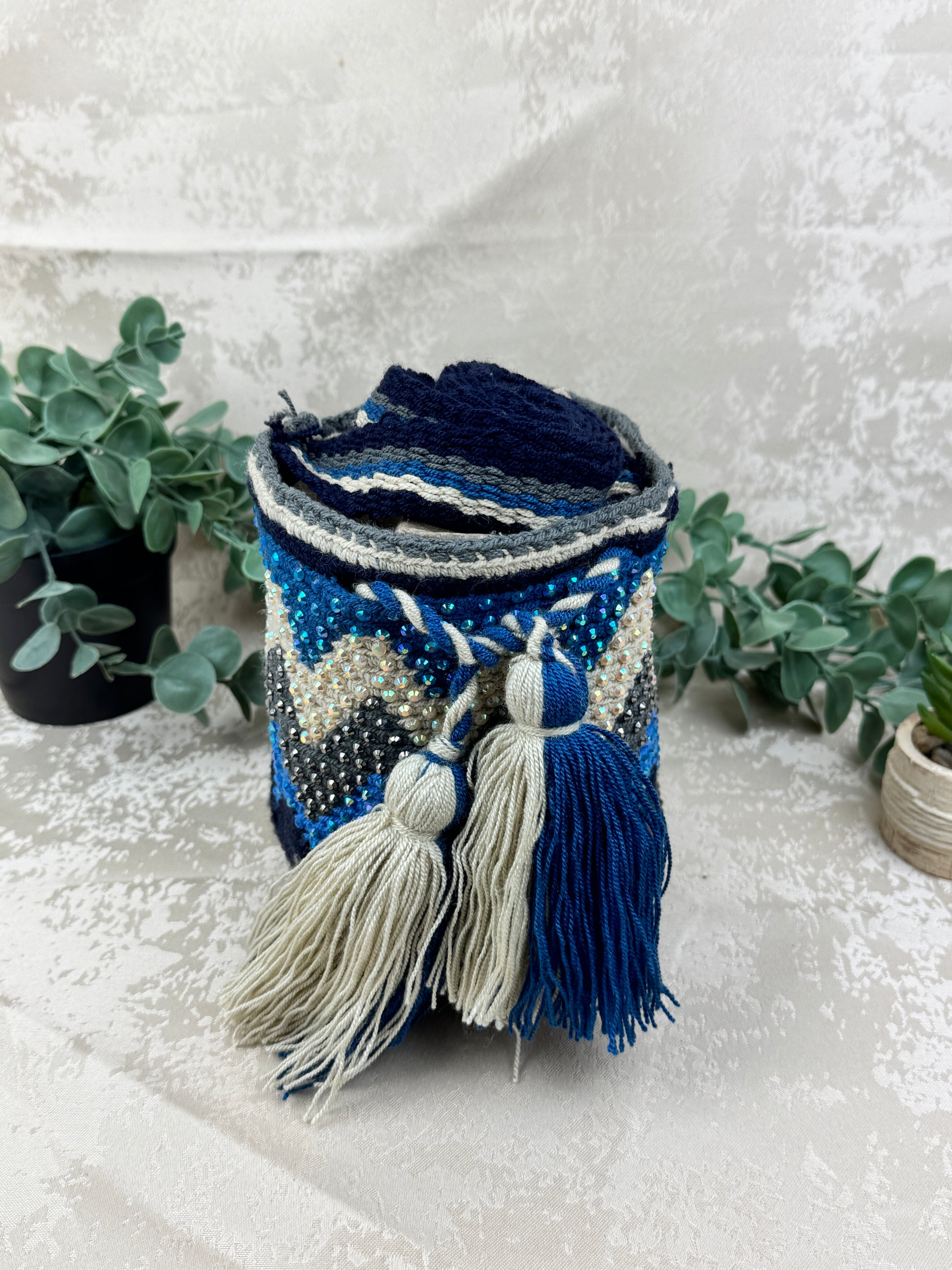 Mochila Wayuu Susuchón edición brillante 17 tejida a mano por artesanas Wayuu en La Guajira Colombia.