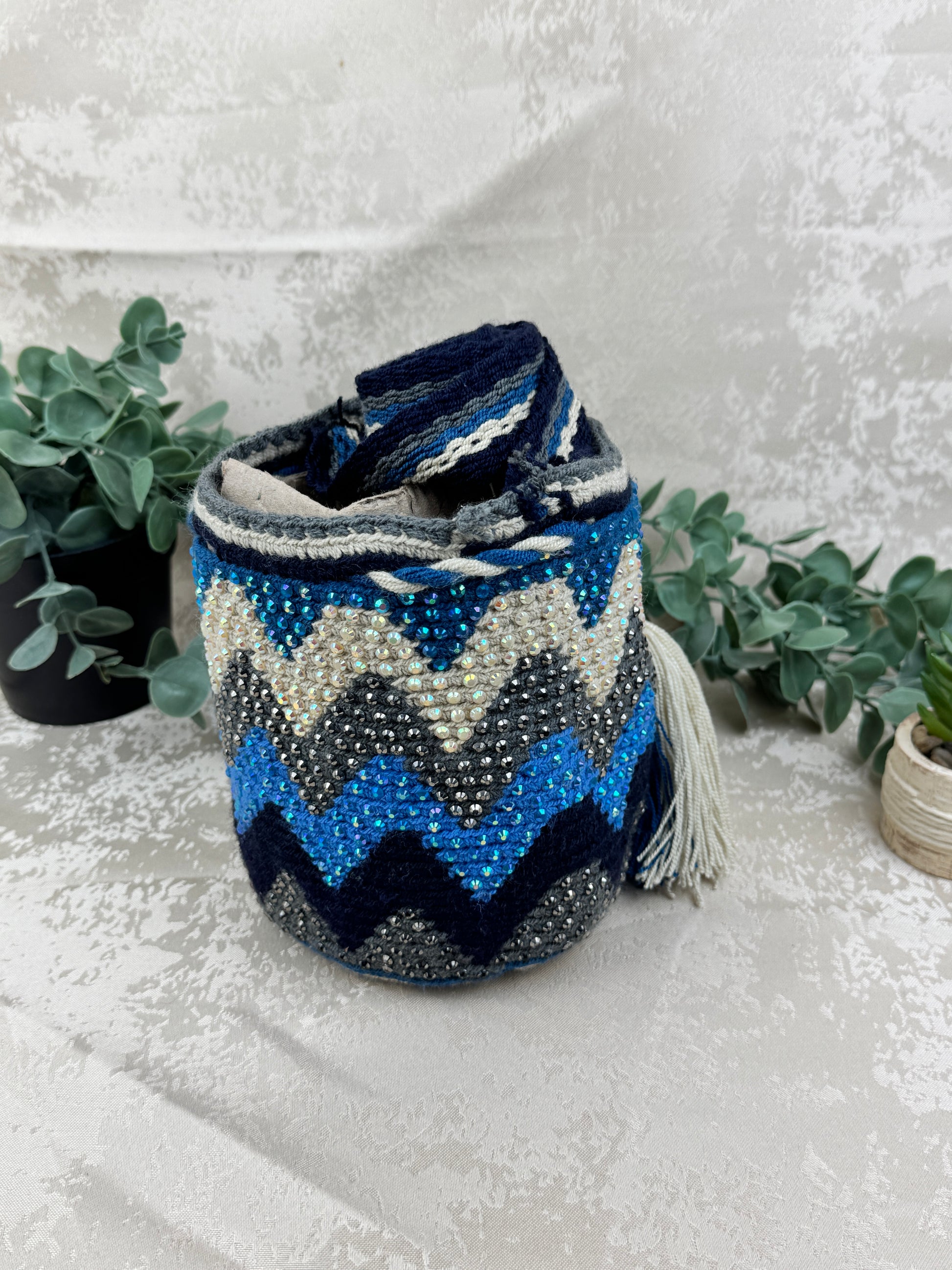 : Detalle de piedras brillantes aplicadas a mano en mochila Wayuu Susuchón.