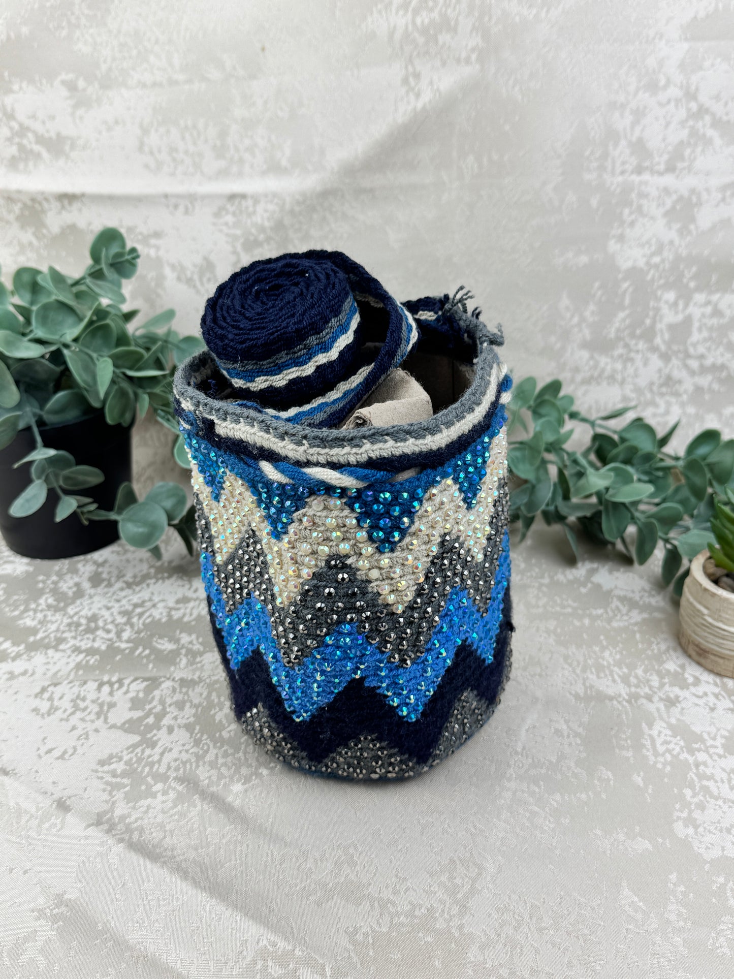 Detalle del tejido tradicional Susuchón en mochila Wayuu artesanal.