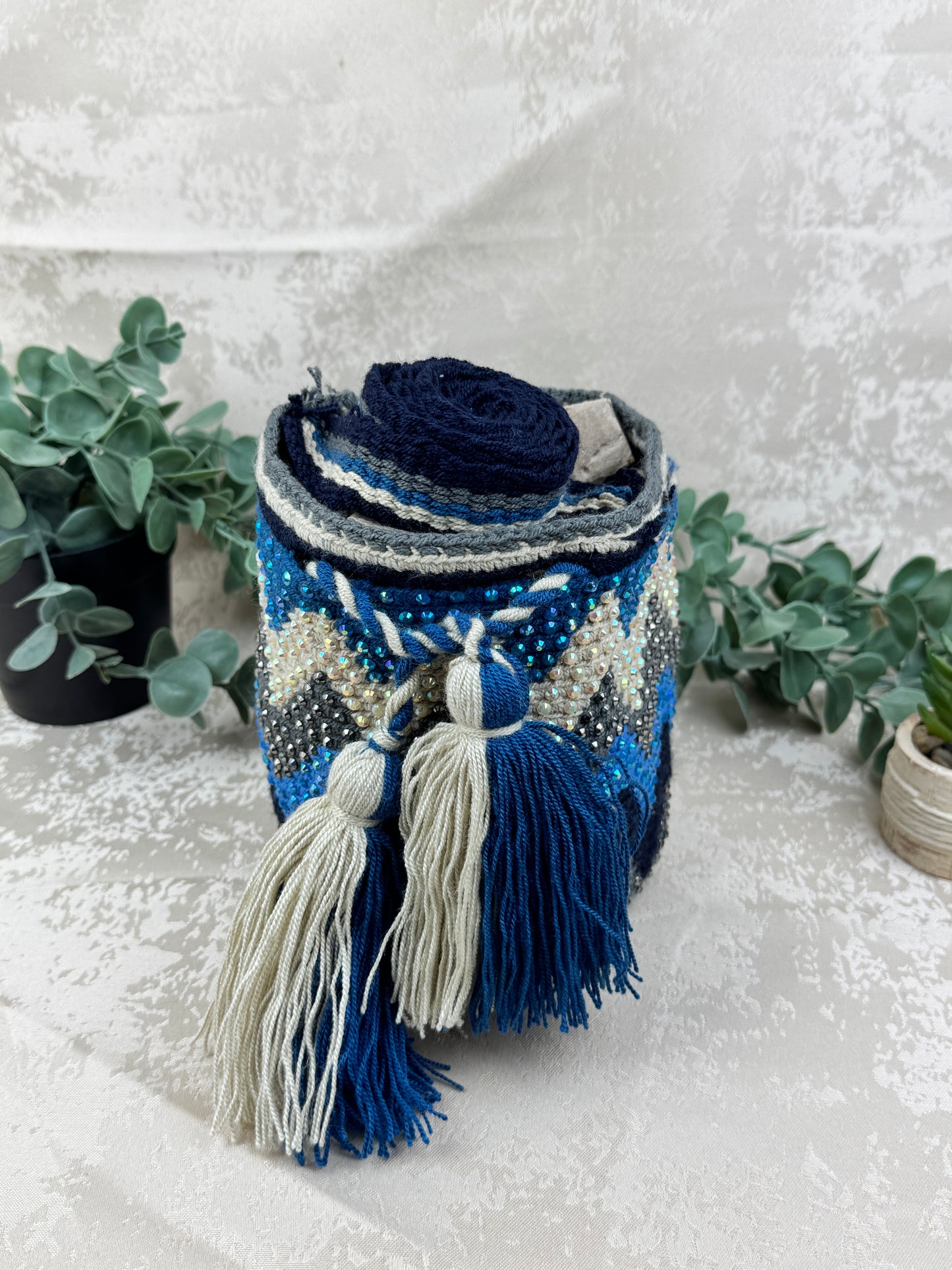 Vista frontal de mochila Wayuu Susuchón edición brillante 17 con piedras decorativas.