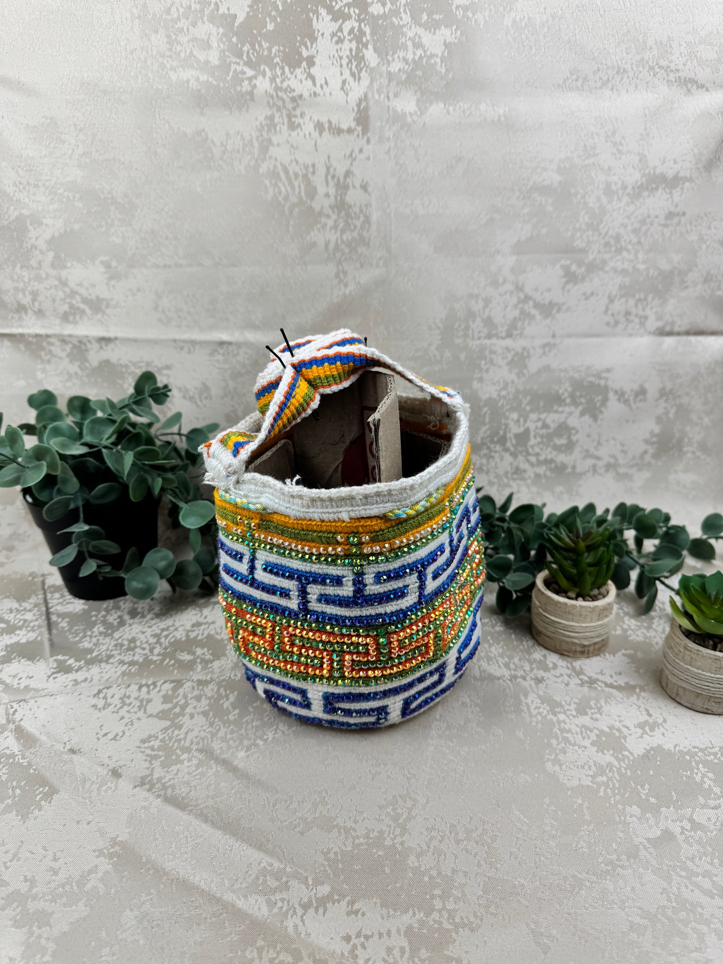 Detalle de piedras brillantes en mochila Wayuu Susuchón edición brillante.