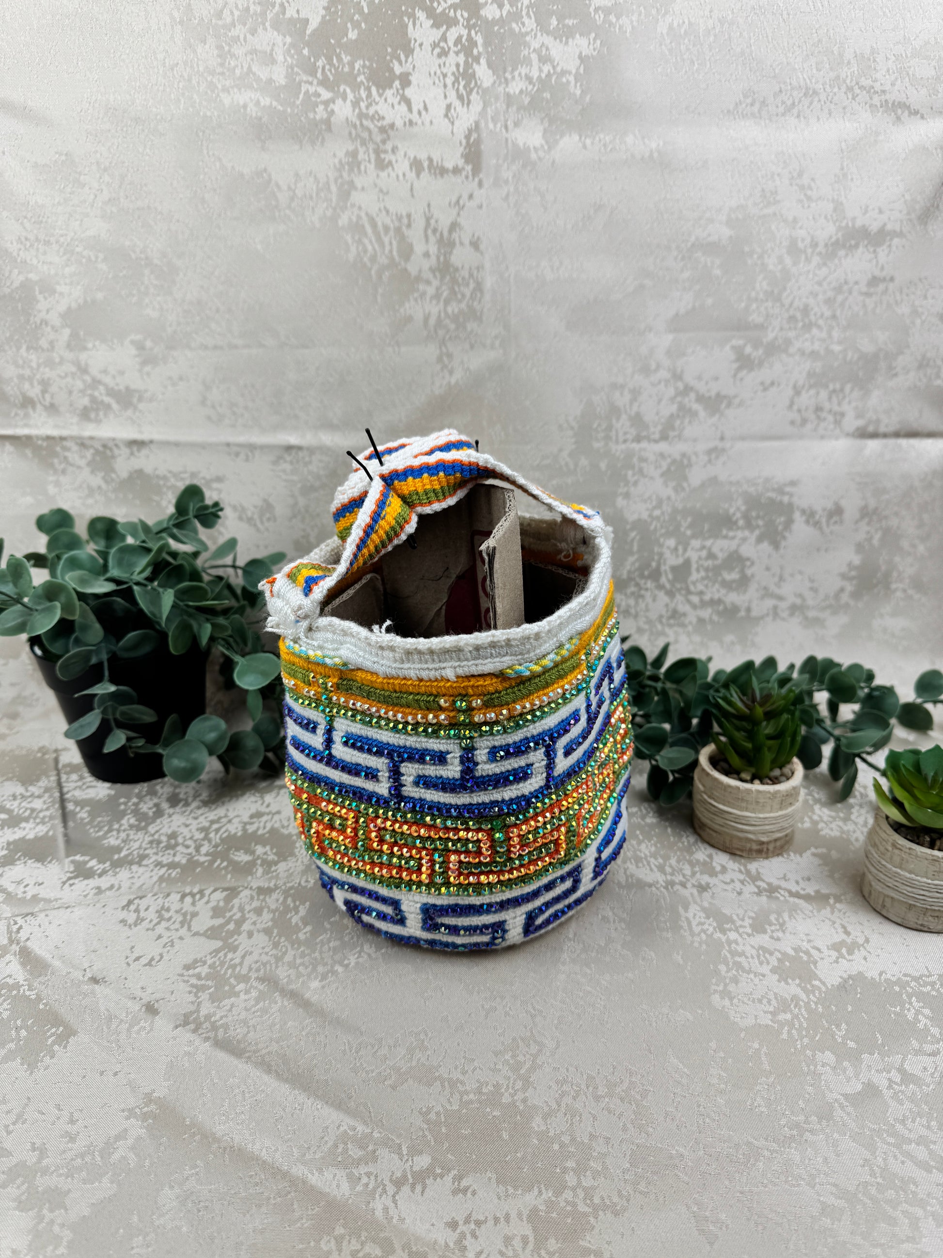 Detalle de piedras brillantes en mochila Wayuu Susuchón edición brillante.