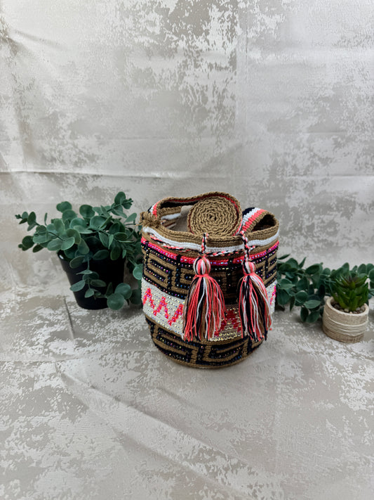 Mochila Wayuu Susuchón edición brillante 19 tejida a mano por artesanas Wayuu en La Guajira Colombia.