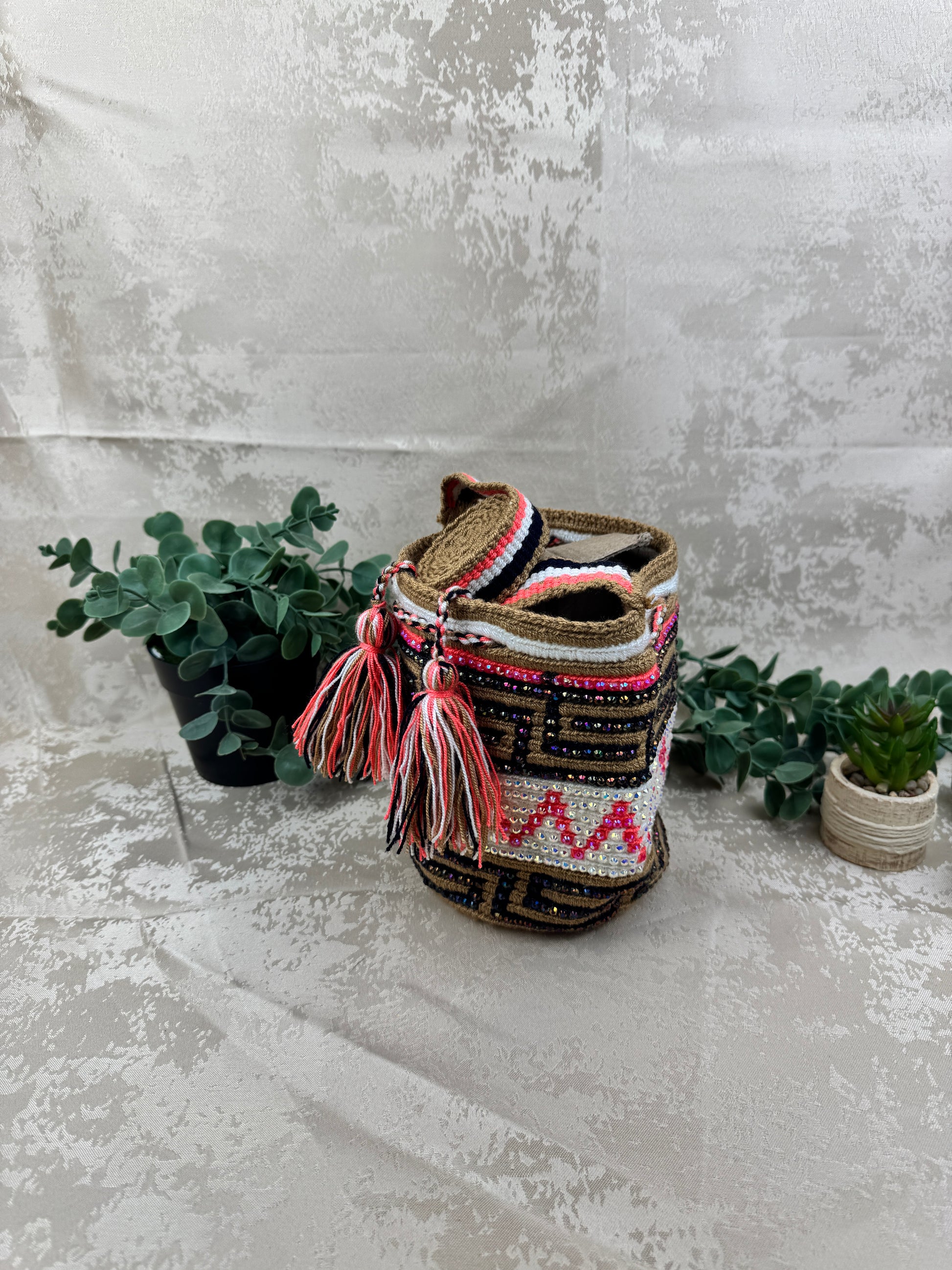 Correa tejida artesanalmente en mochila Wayuu Susuchón edición brillante.