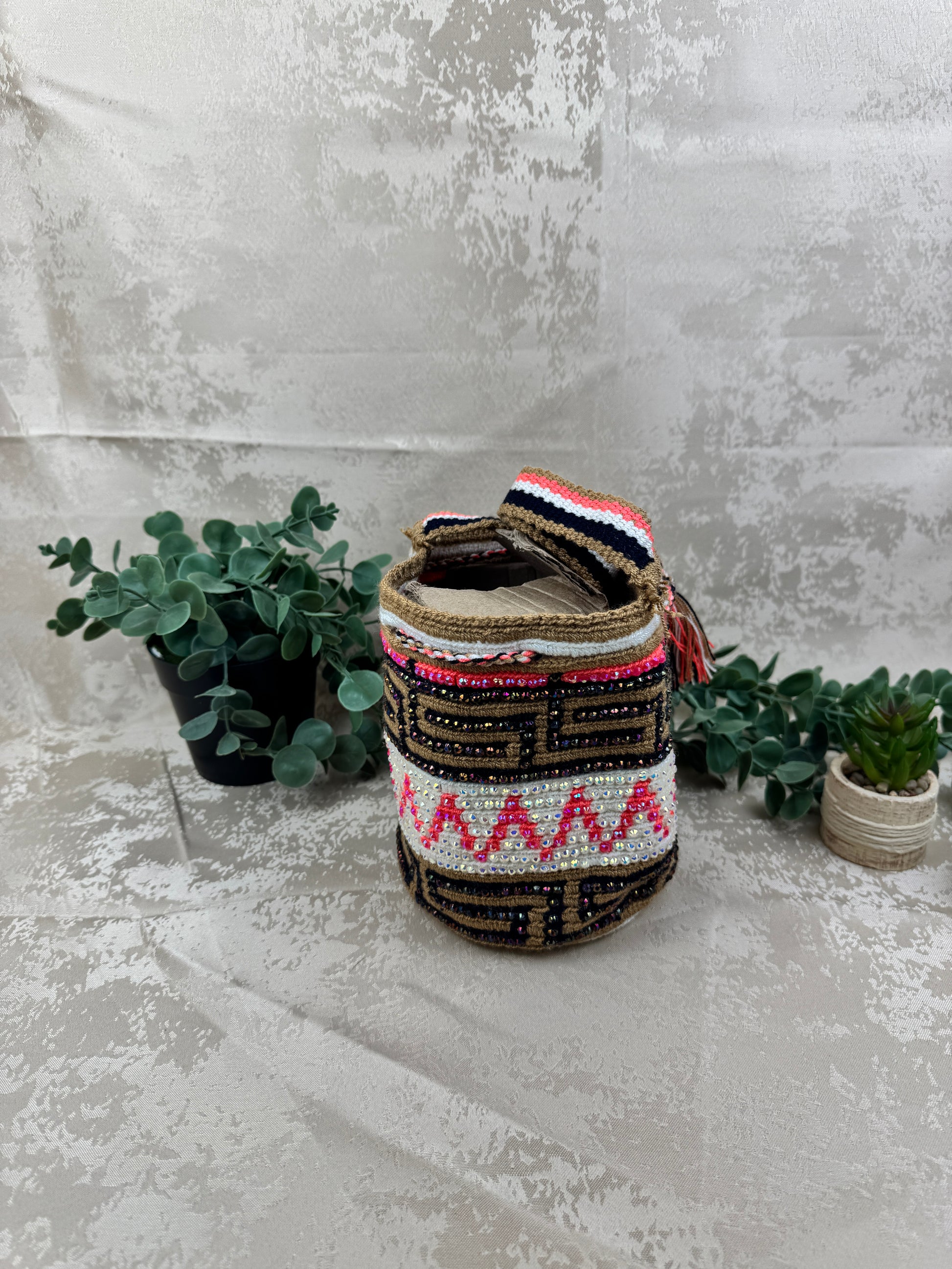 Detalle de piedras brillantes aplicadas a mano en mochila Wayuu Susuchón.