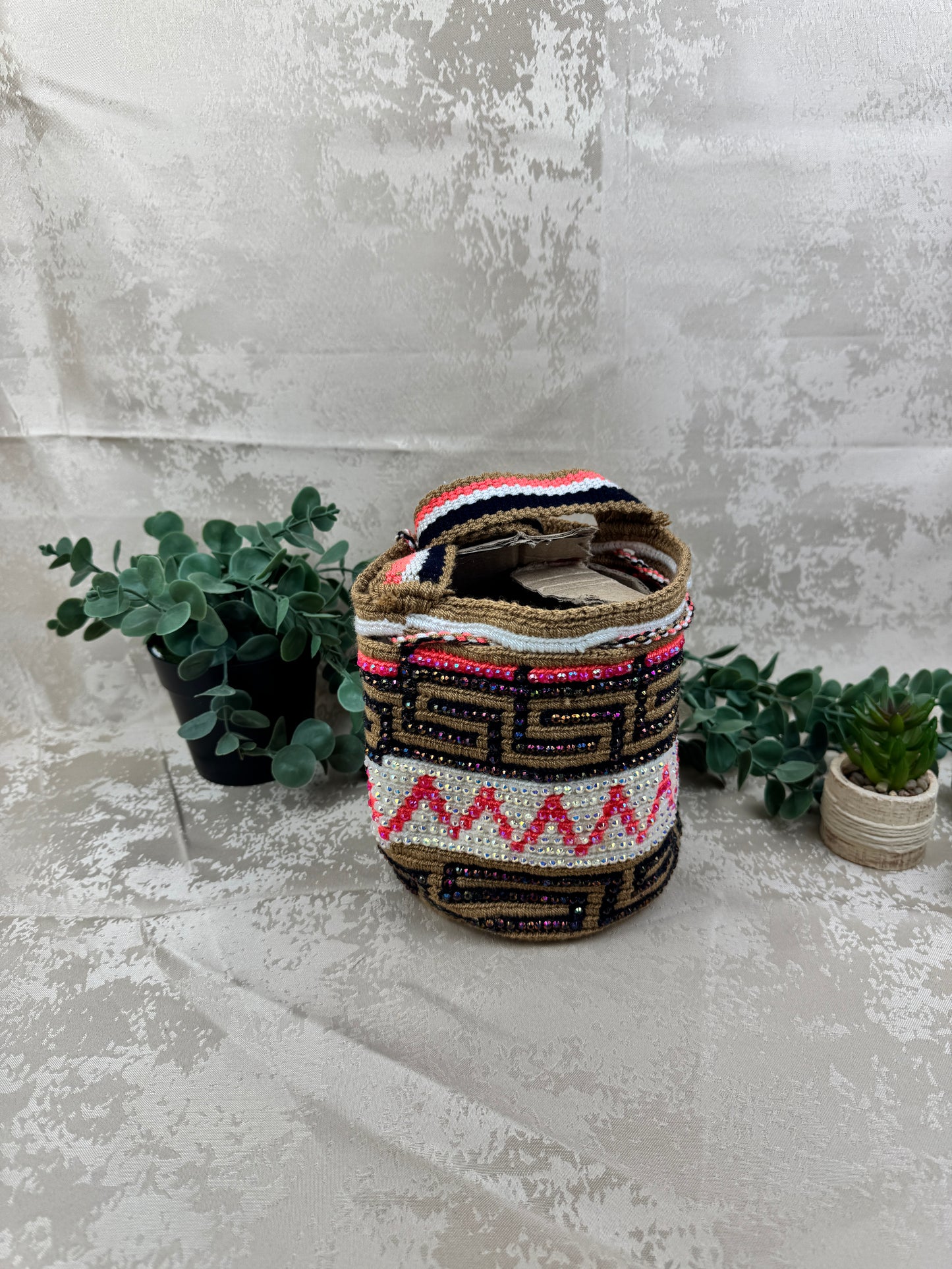 Detalle del tejido tradicional Susuchón en mochila Wayuu artesanal.