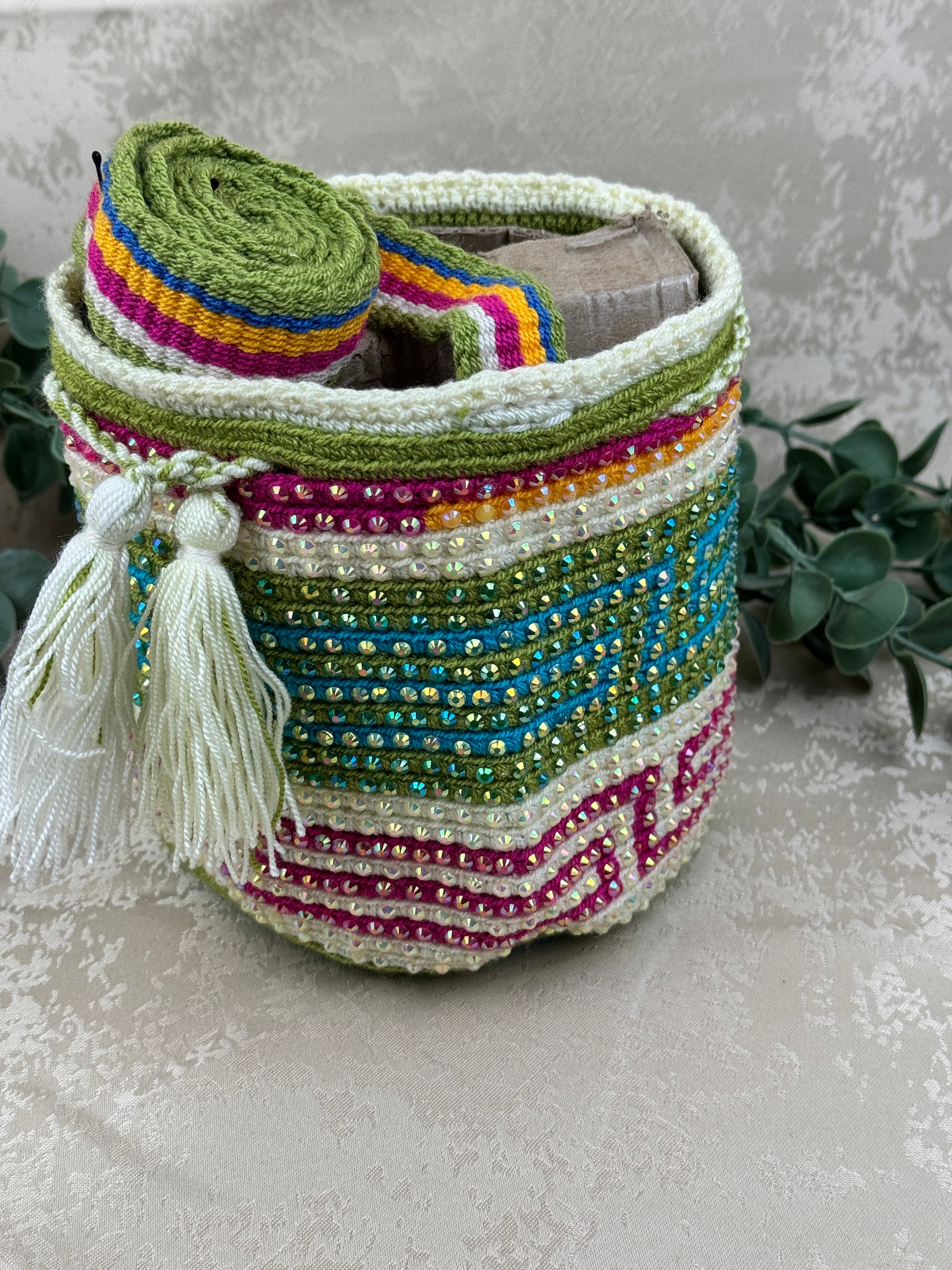 Mochila Wayuu Susuchón edición brillante 2 tejida a mano por artesanas Wayuu en La Guajira Colombia.