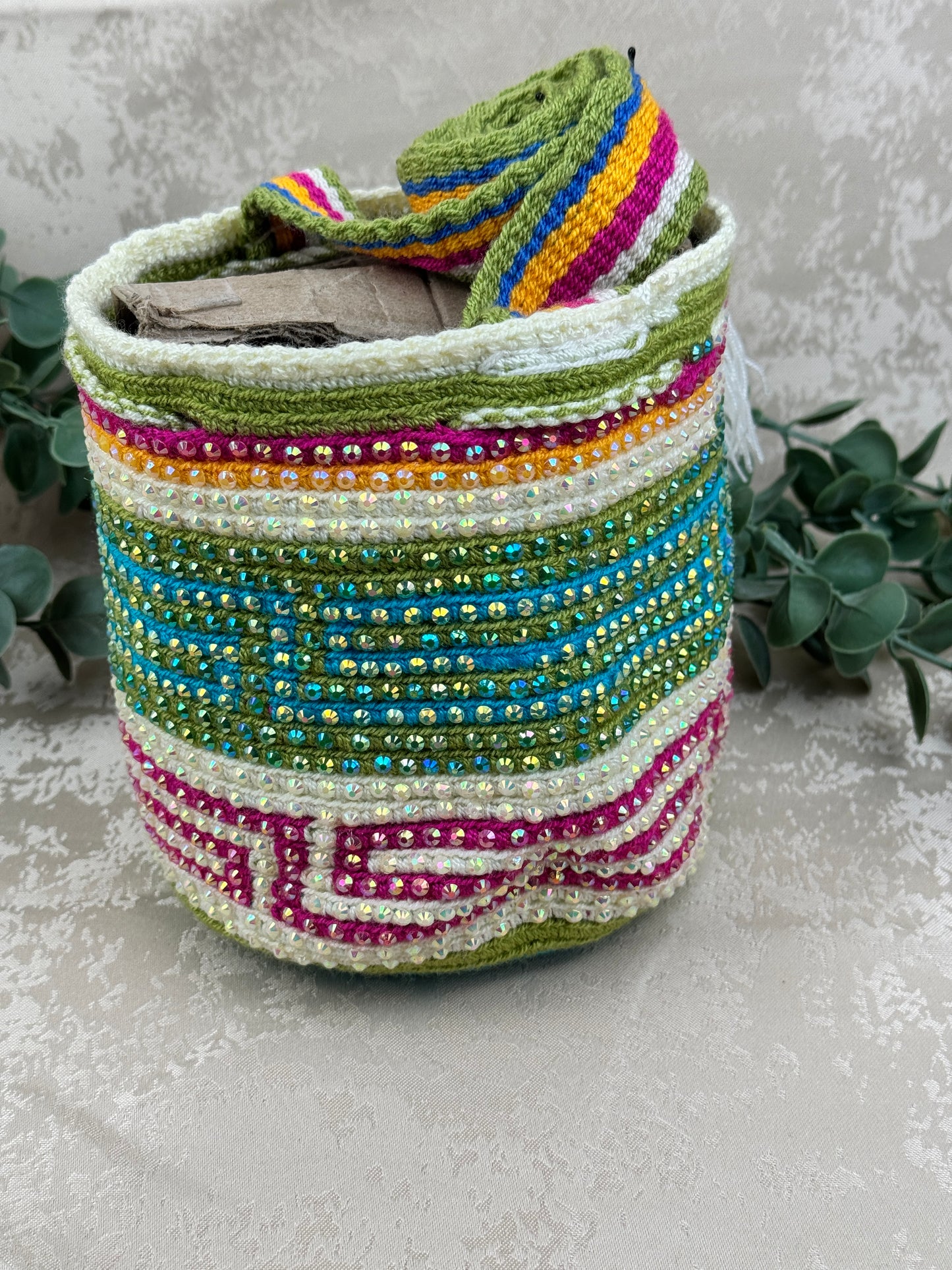 Detalle de las piedras brillantes aplicadas sobre mochila Wayuu Susuchón artesanal.