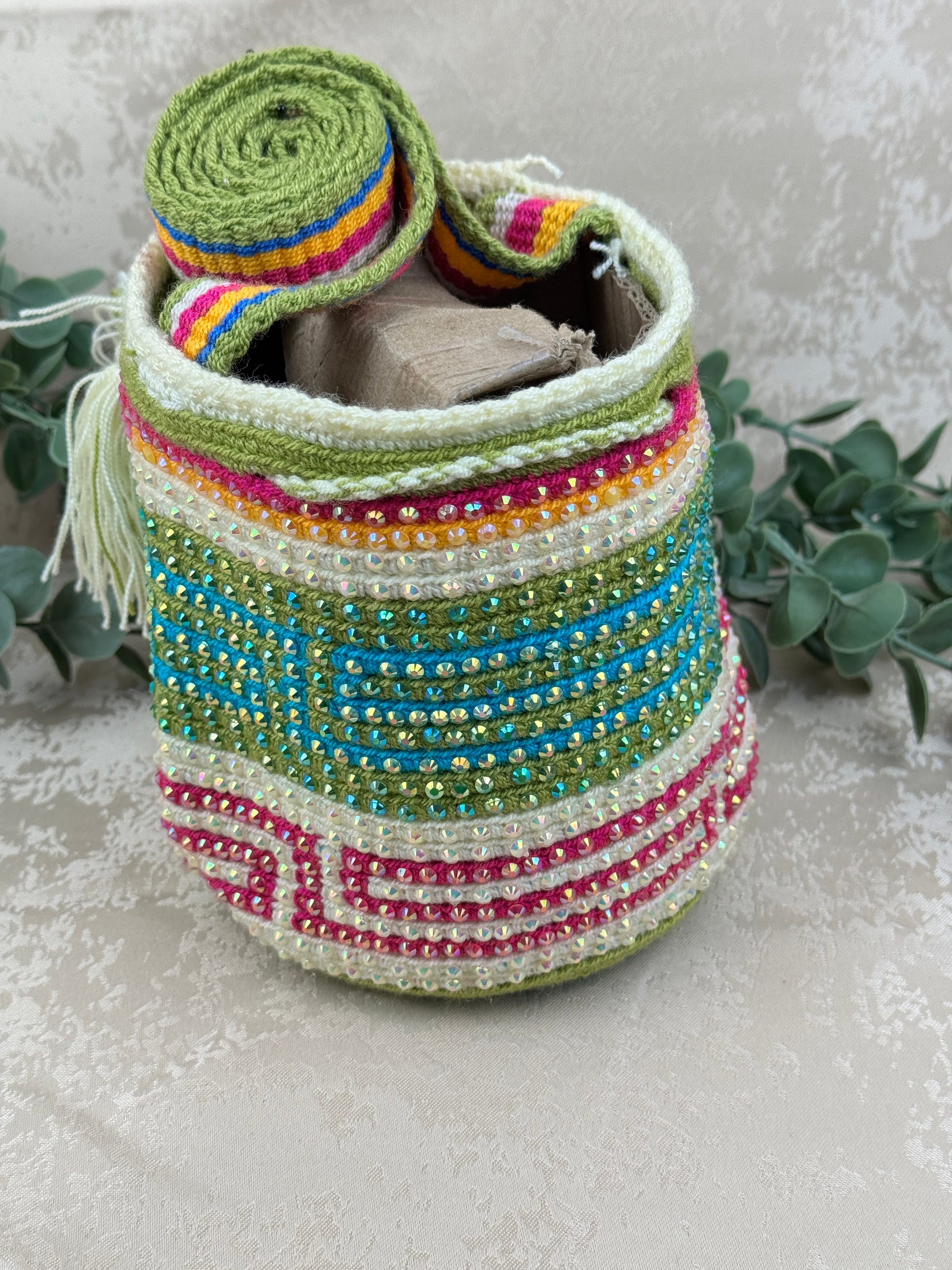 Detalle del tejido tradicional Susuchón en mochila Wayuu edición brillante.