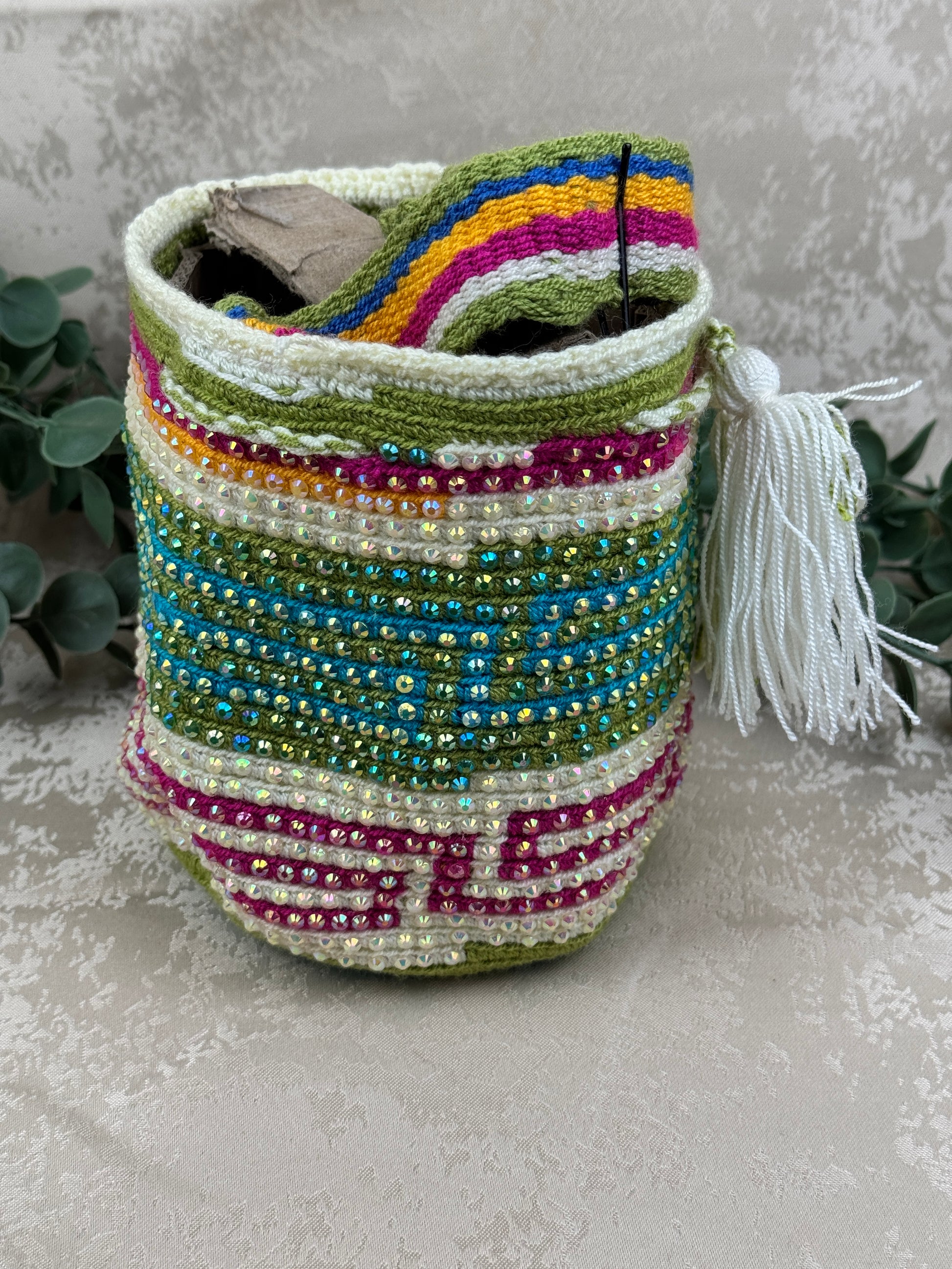Vista lateral de mochila Wayuu Susuchón edición brillante con piedras brillantes aplicada a mano.