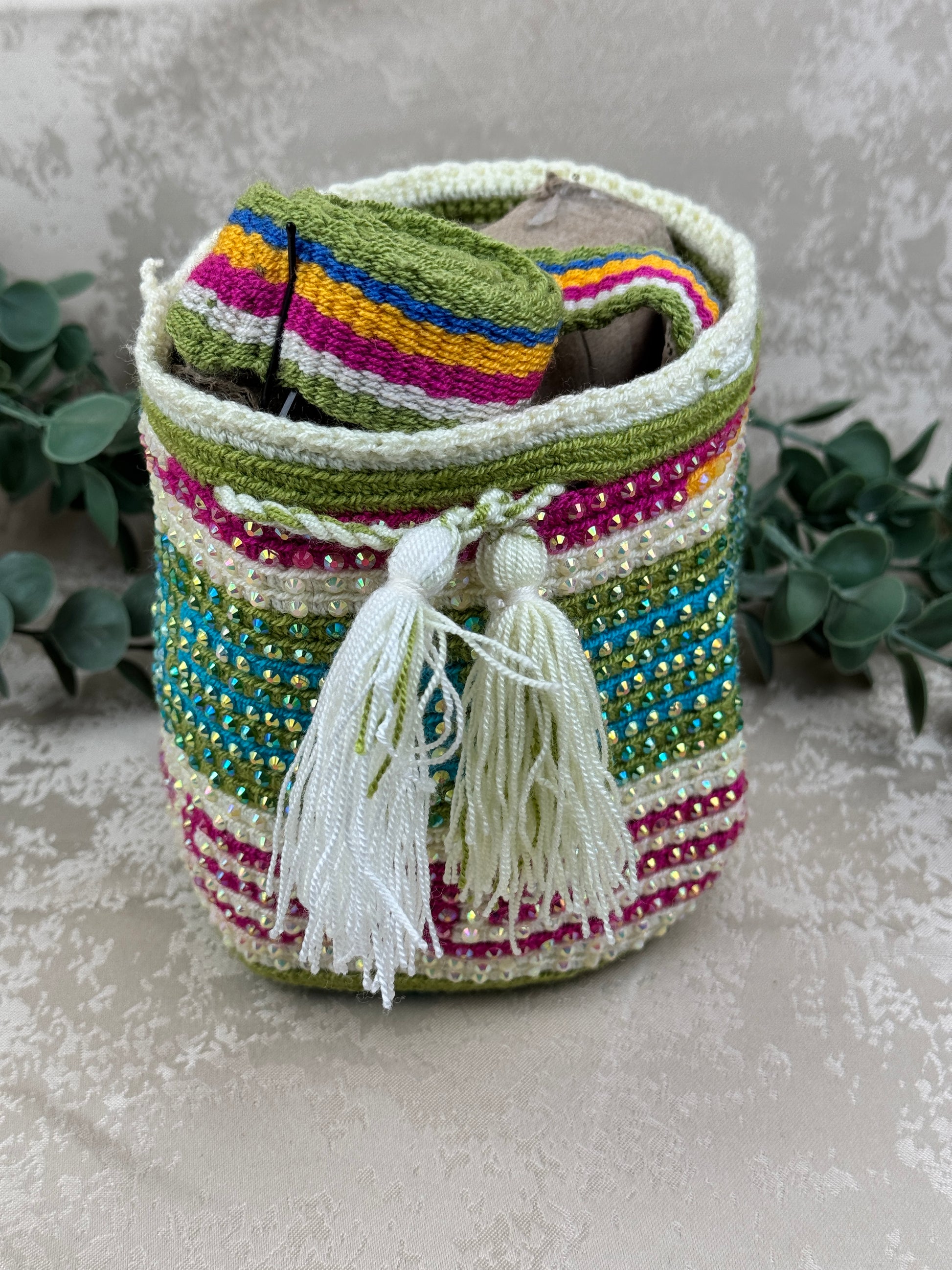 Vista frontal de mochila Wayuu Susuchón edición brillante 2 con piedras decorativas y tejido artesanal.