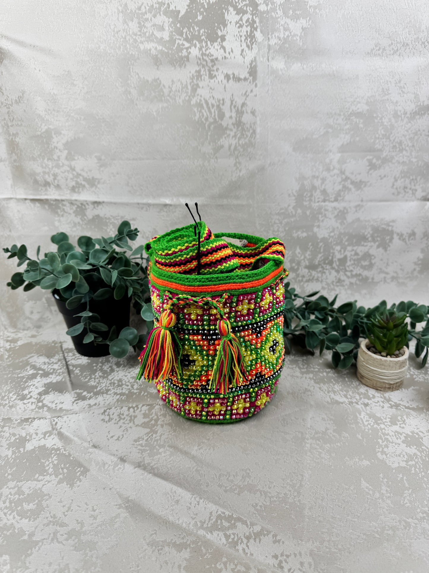 Mochila Wayuu Susuchón edición brillante 20 tejida a mano por artesanas Wayuu en La Guajira Colombia.