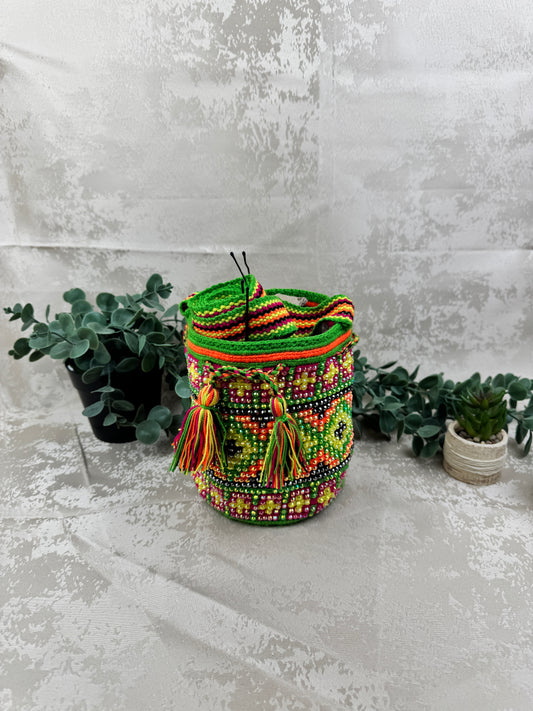 Mochila Wayuu Susuchón edición brillante 20 tejida a mano por artesanas Wayuu en La Guajira Colombia.