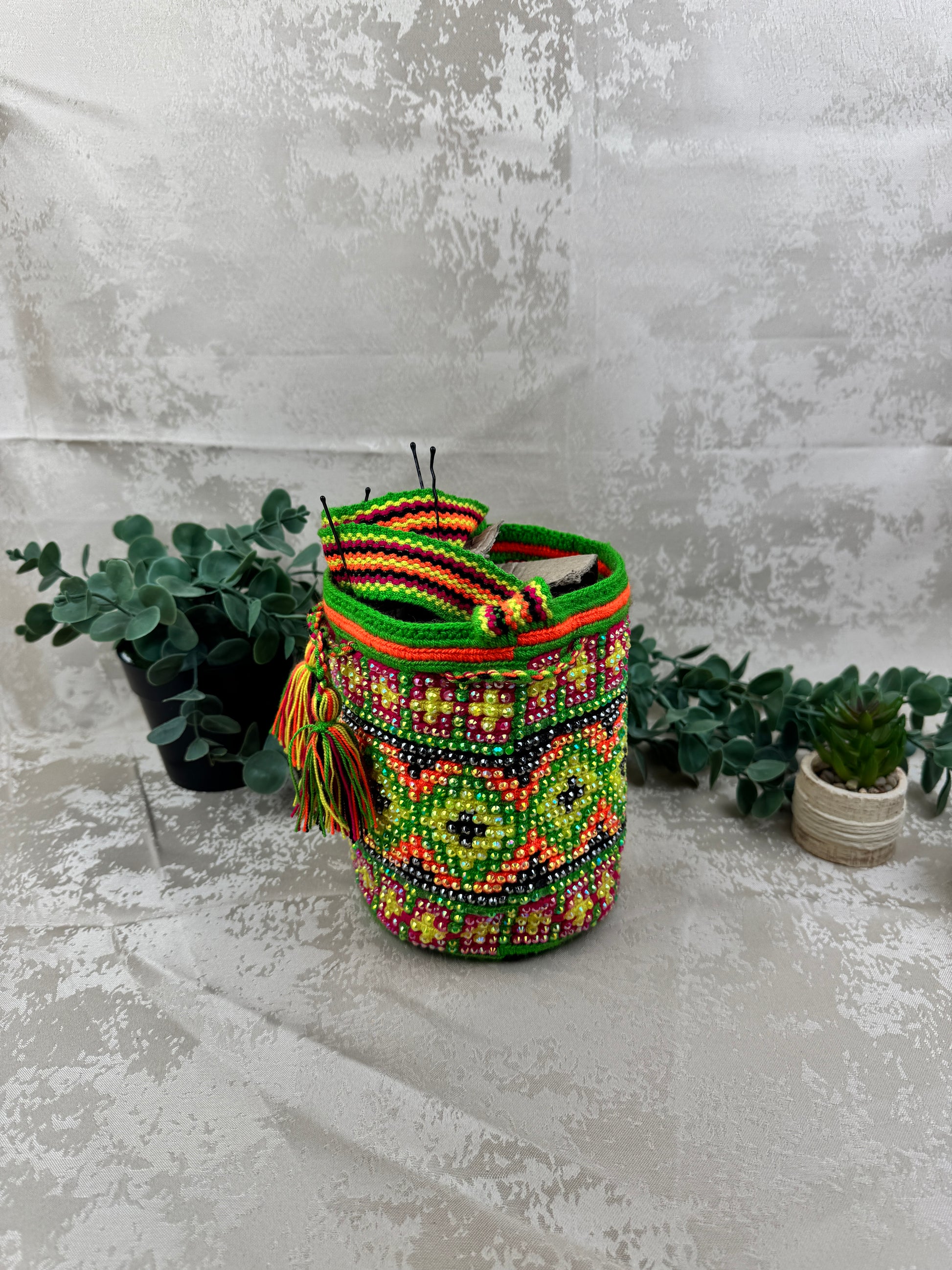 Correa tejida a mano de mochila Wayuu Susuchón edición brillante artesanal.