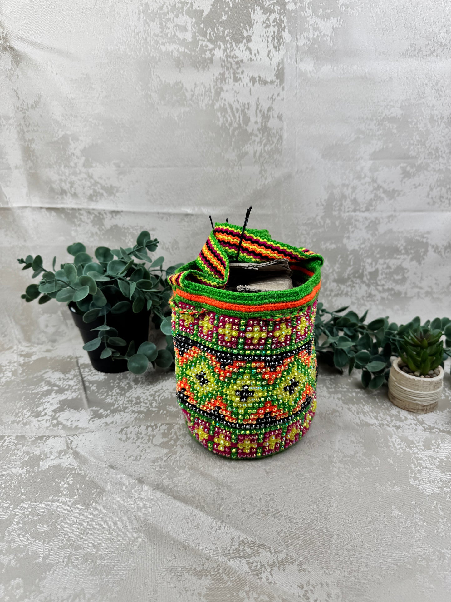 Detalle del tejido tradicional Susuchón en mochila Wayuu edición brillante.