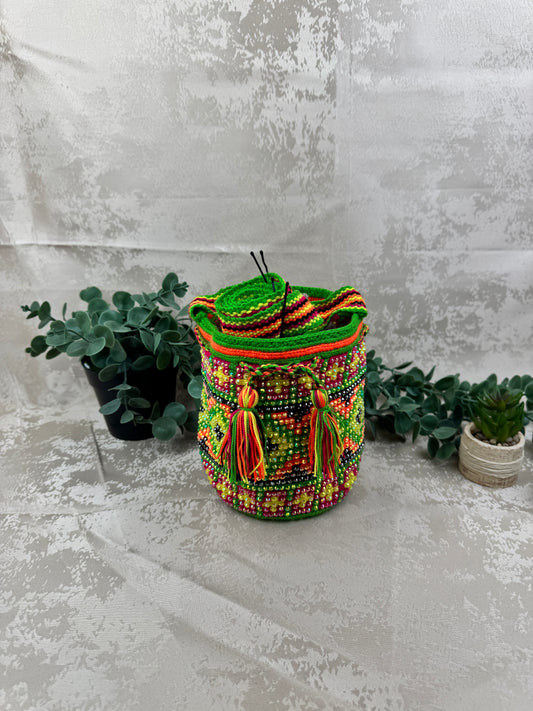 Vista frontal de mochila Wayuu Susuchón edición brillante 20 con piedras decorativas y tejido artesanal.