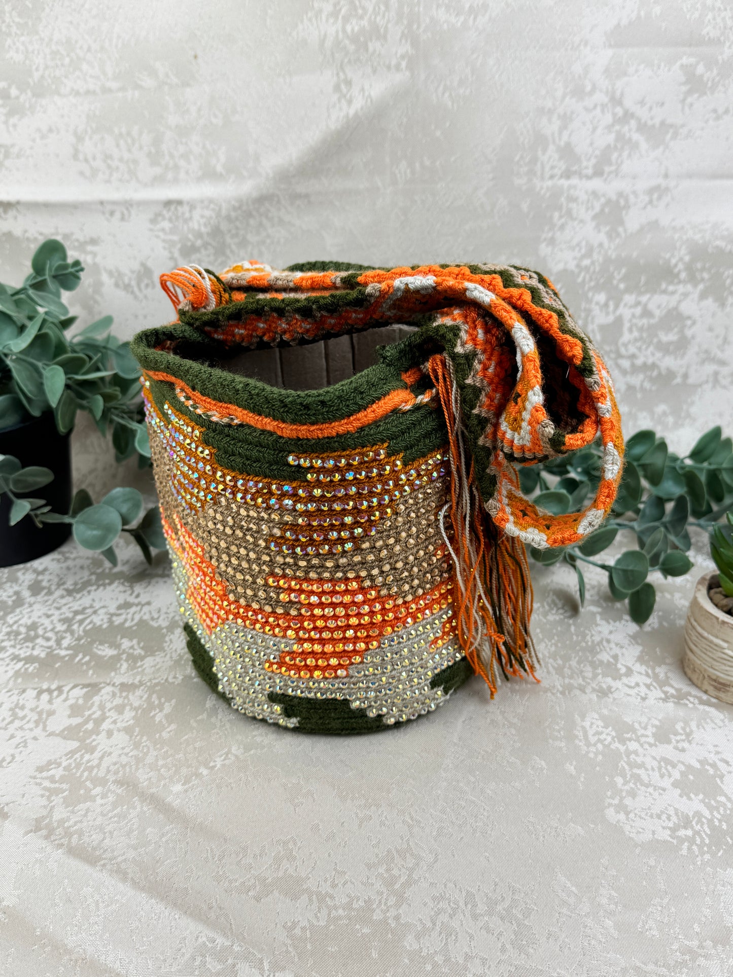 Detalle de las piedras brillantes aplicadas sobre mochila Wayuu Susuchón artesanal.