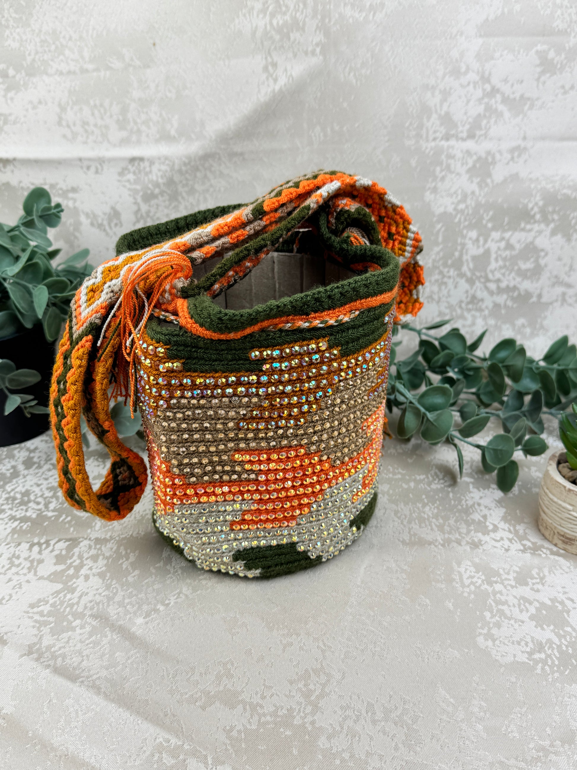 Detalle del tejido tradicional Susuchón en mochila Wayuu edición brillante.