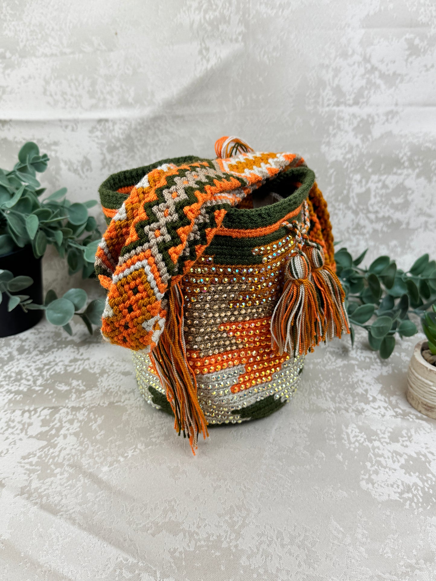 Vista lateral de mochila Wayuu Susuchón edición brillante con piedras brillantes aplicada a mano.