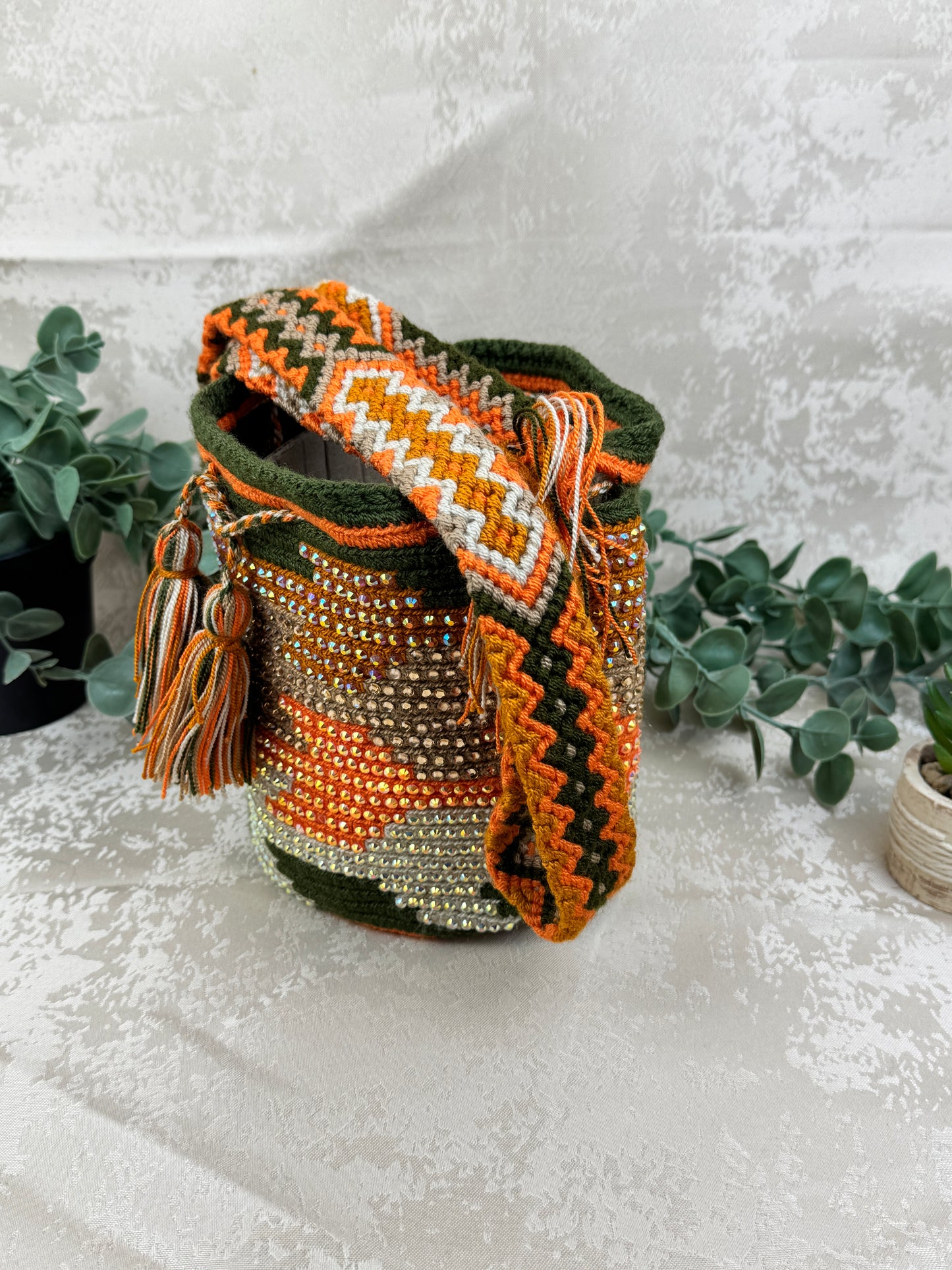 Vista frontal de mochila Wayuu Susuchón edición brillante 3 con piedras decorativas y tejido artesanal.
