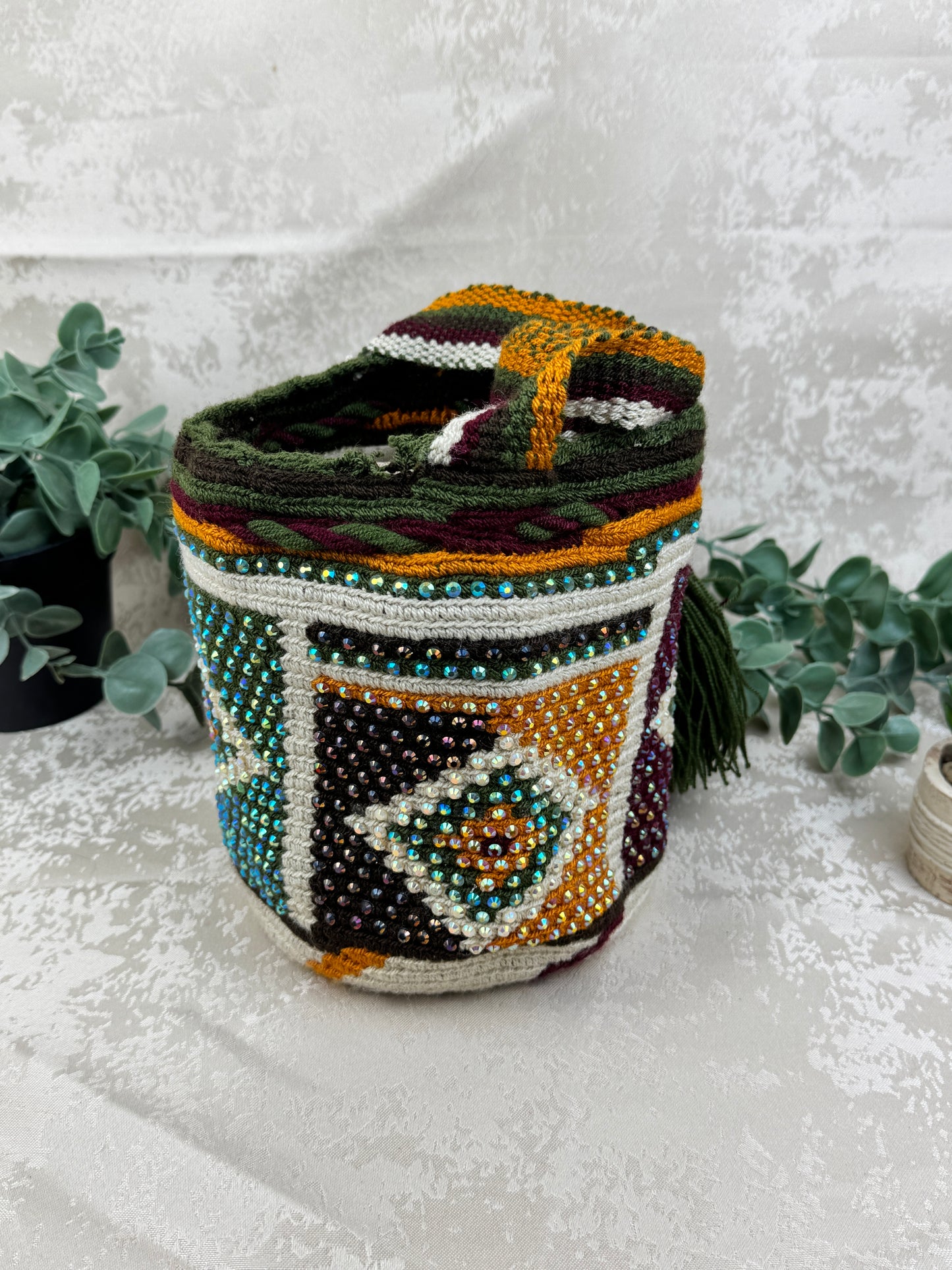 Detalle de las piedras brillantes aplicadas sobre mochila Wayuu Susuchón artesanal.