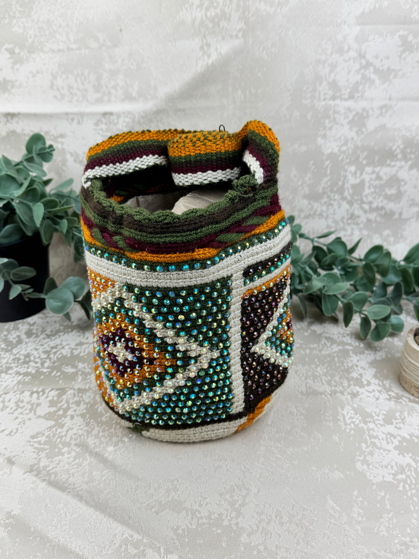 Detalle del tejido tradicional Susuchón en mochila Wayuu edición brillante.