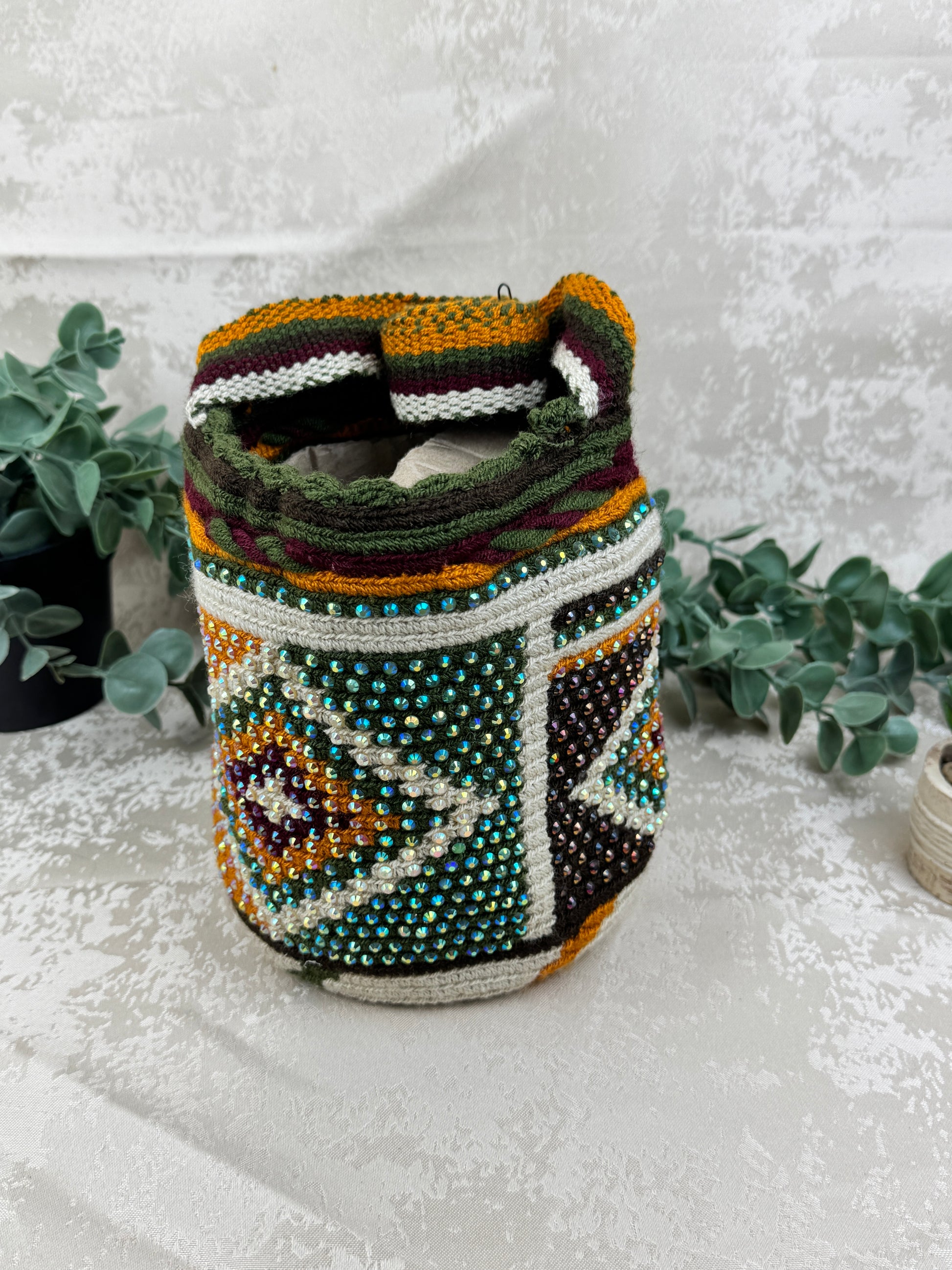 Detalle del tejido tradicional Susuchón en mochila Wayuu edición brillante.