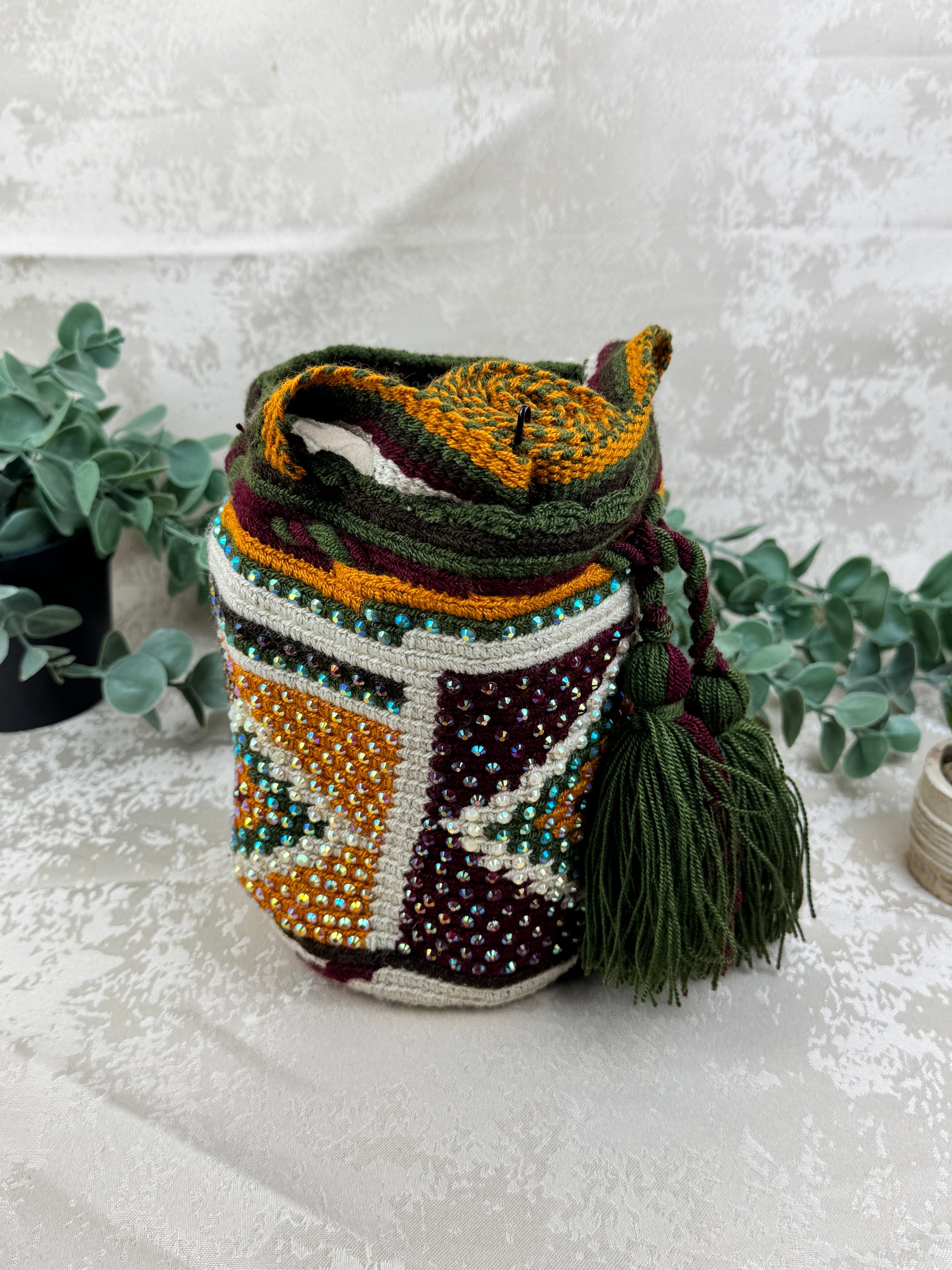 Vista lateral de mochila Wayuu Susuchón edición brillante con piedras brillantes aplicada a mano.