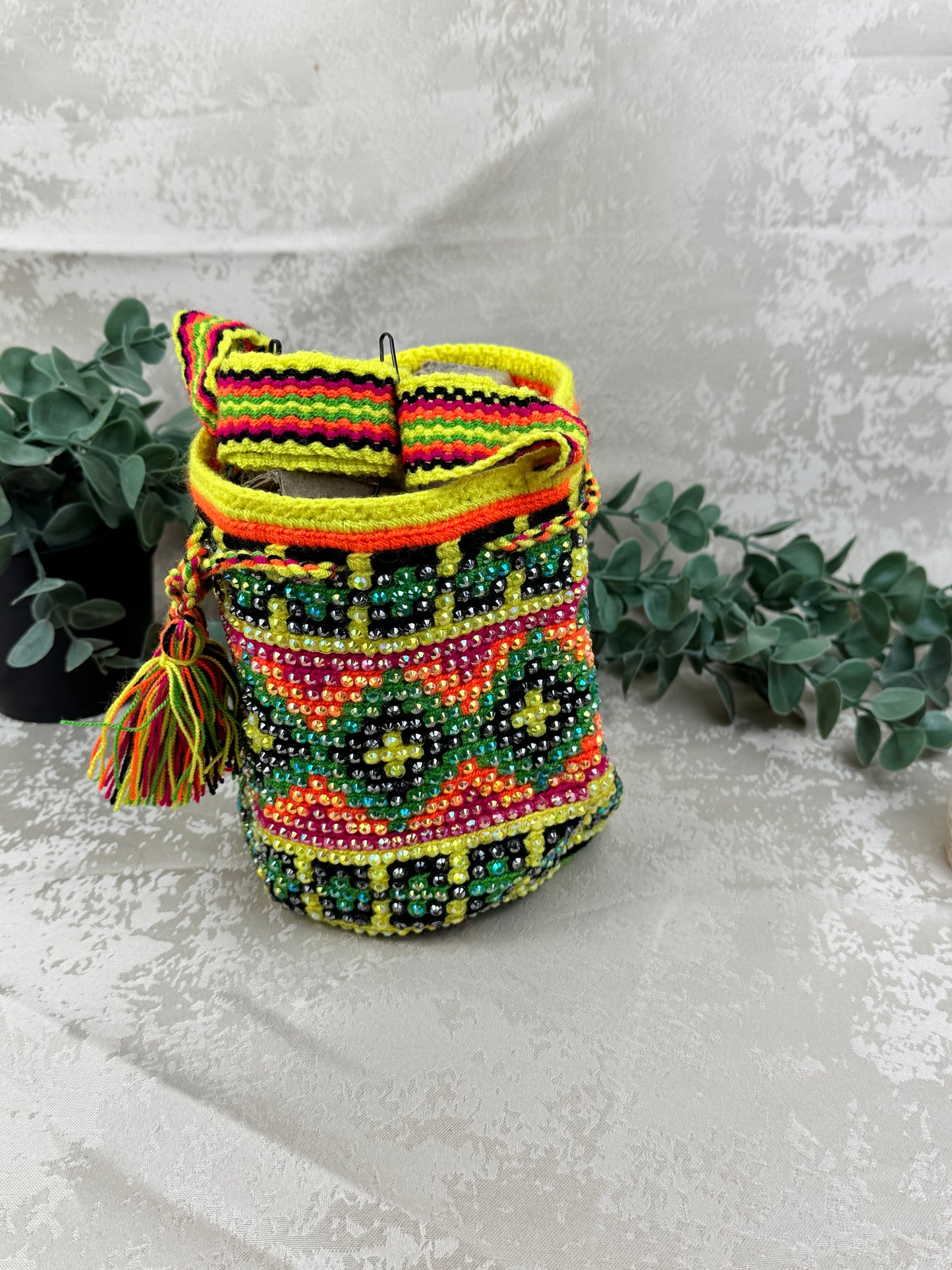 Correa tejida a mano de mochila Wayuu Susuchón edición brillante artesanal.