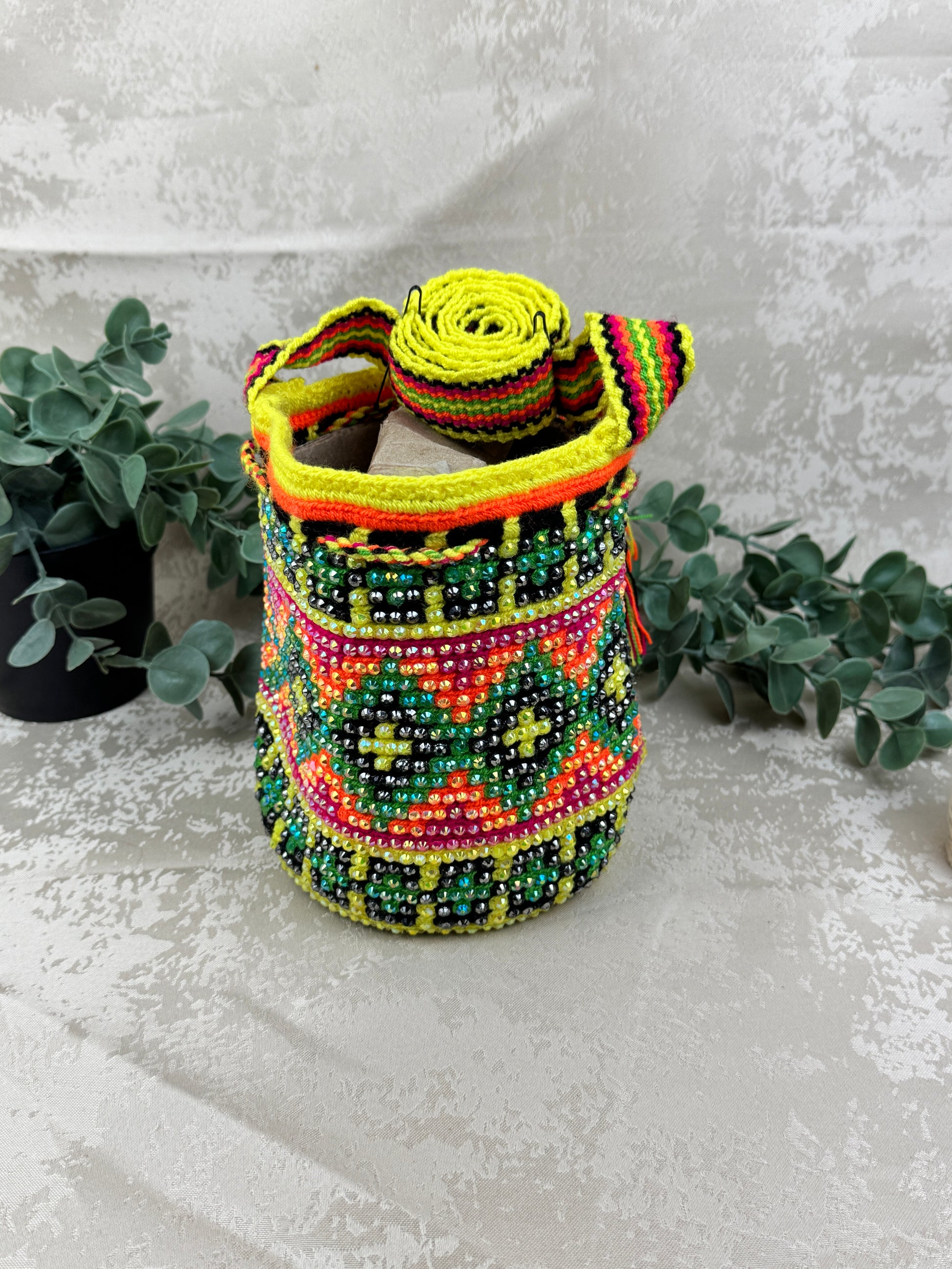 Detalle de las piedras brillantes aplicadas sobre mochila Wayuu Susuchón artesanal.