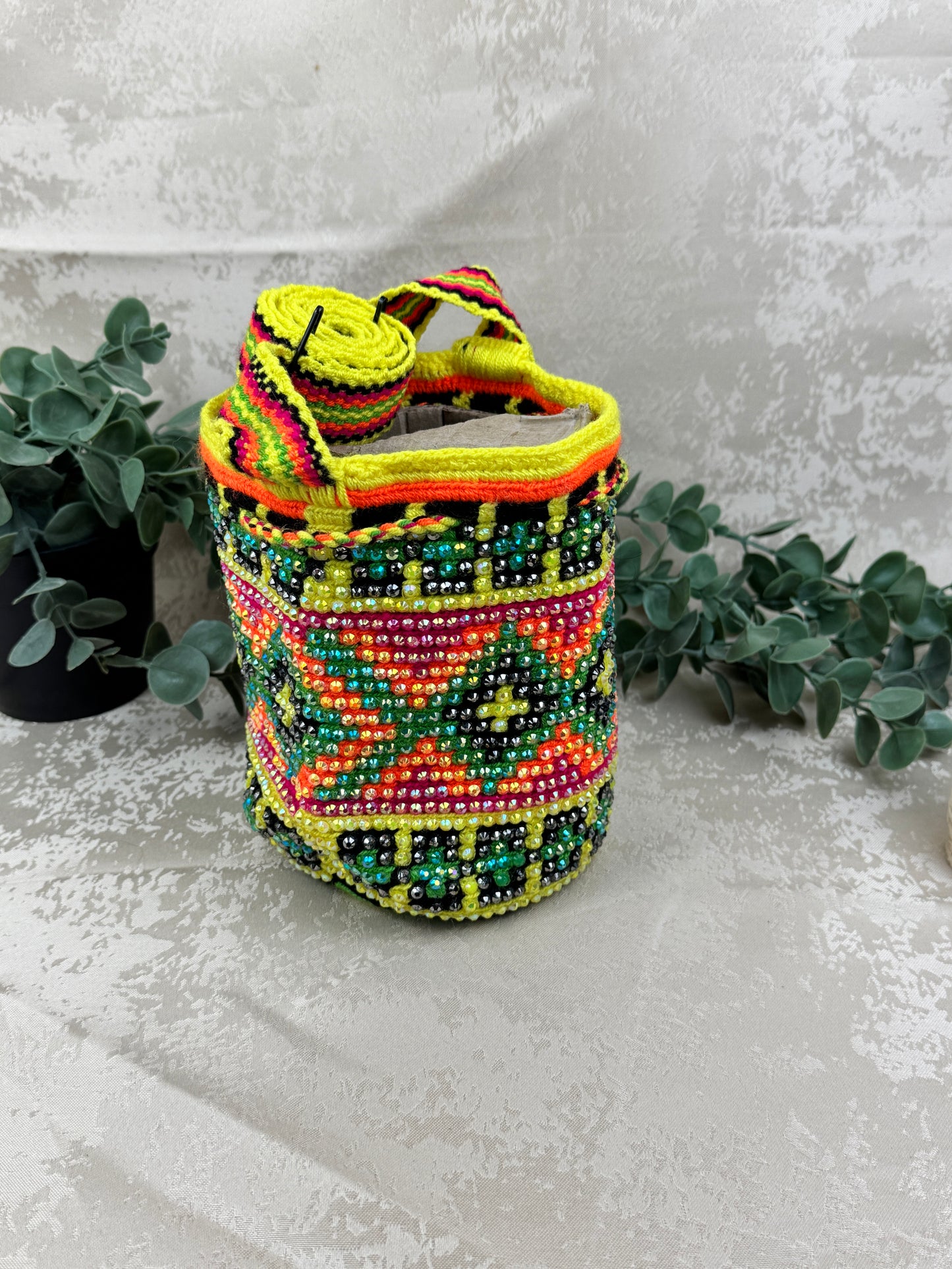 Detalle del tejido tradicional Susuchón en mochila Wayuu edición brillante.