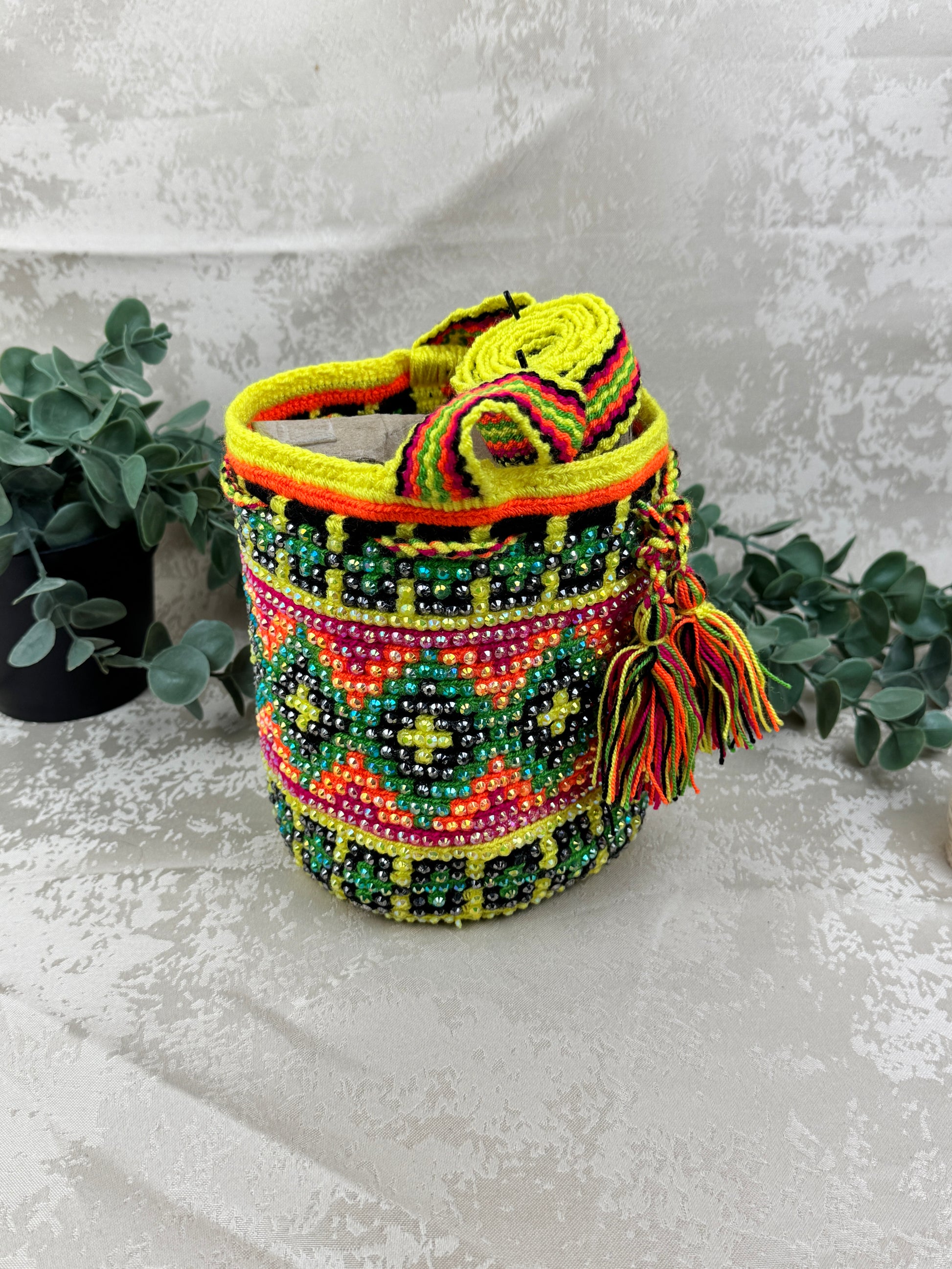 Vista lateral de mochila Wayuu Susuchón edición brillante con piedras brillantes aplicada a mano.