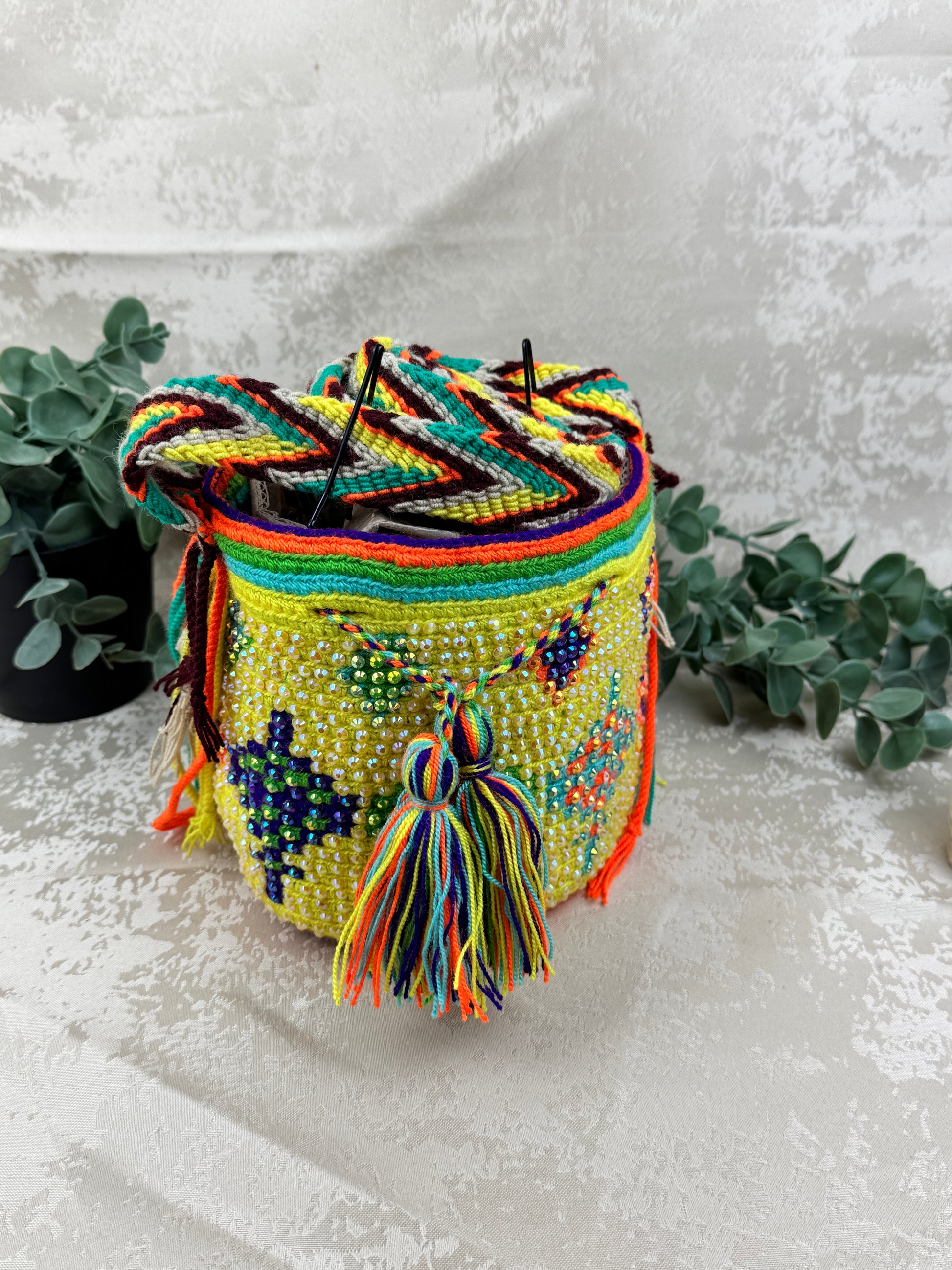 Mochila Wayuu Susuchón edición brillante 6 tejida a mano por artesanas Wayuu en La Guajira Colombia.