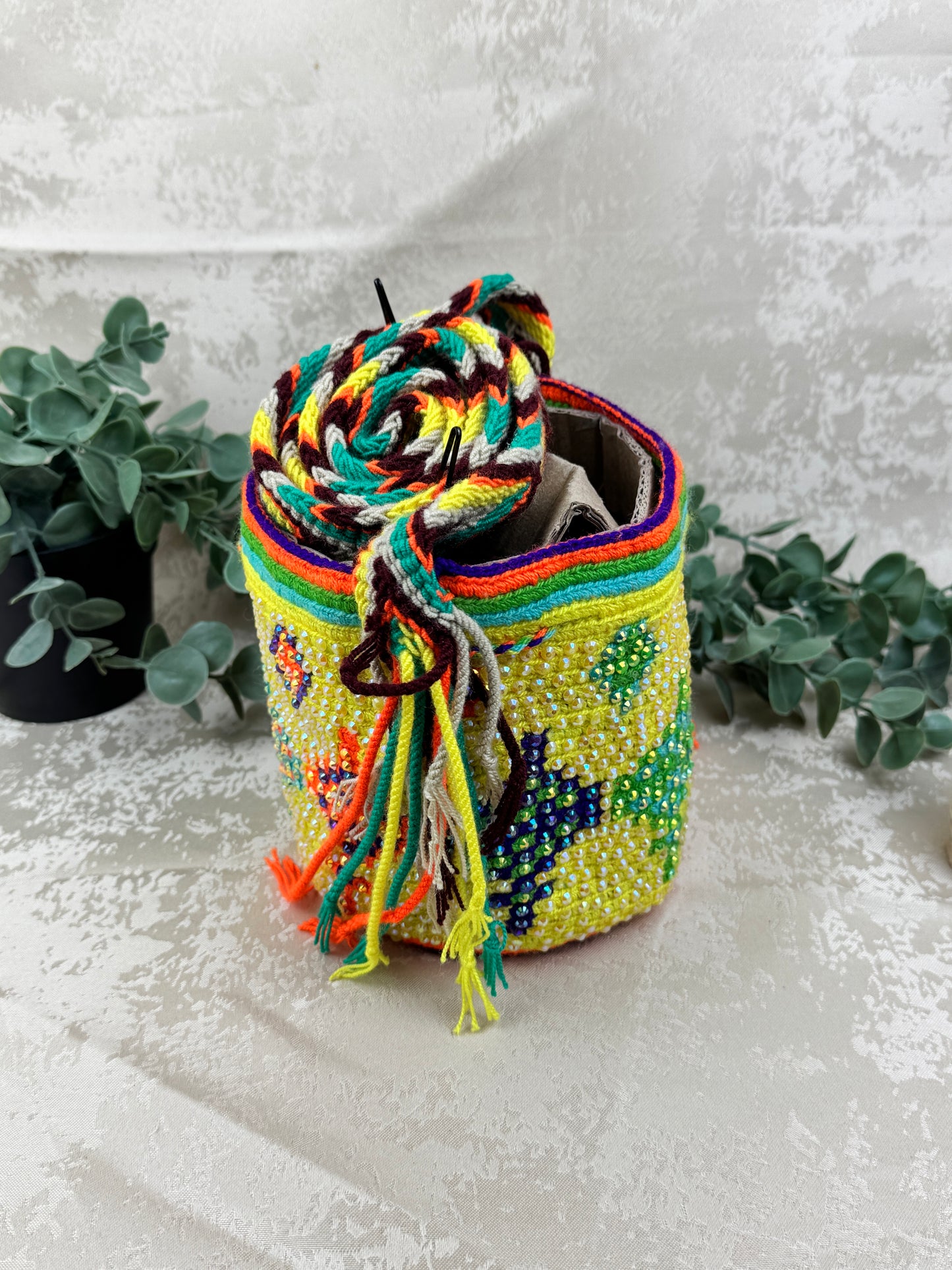 Detalle del tejido tradicional Susuchón en mochila Wayuu edición brillante.