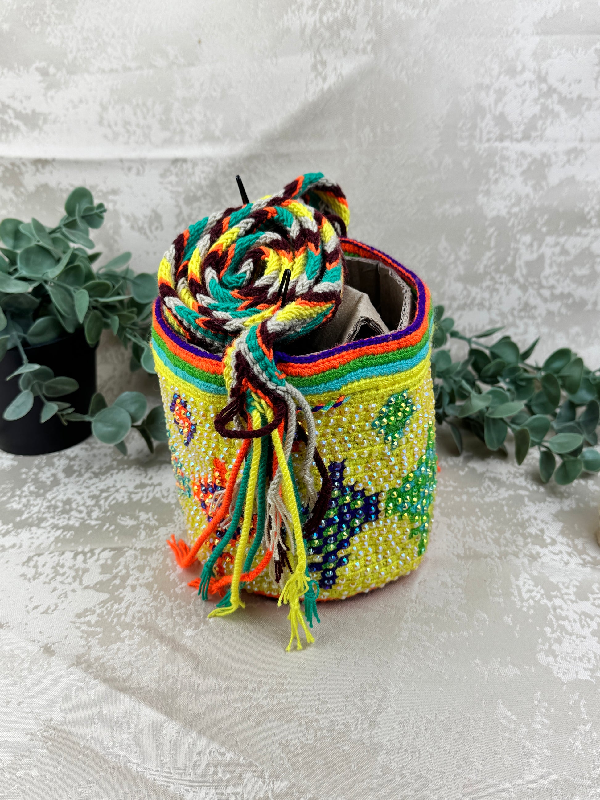 Detalle del tejido tradicional Susuchón en mochila Wayuu edición brillante.