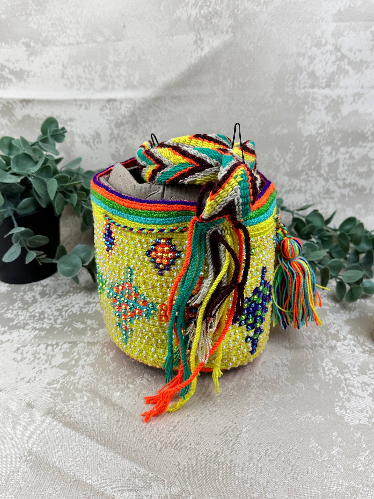 Vista lateral de mochila Wayuu Susuchón edición brillante con piedras brillantes aplicada a mano.
