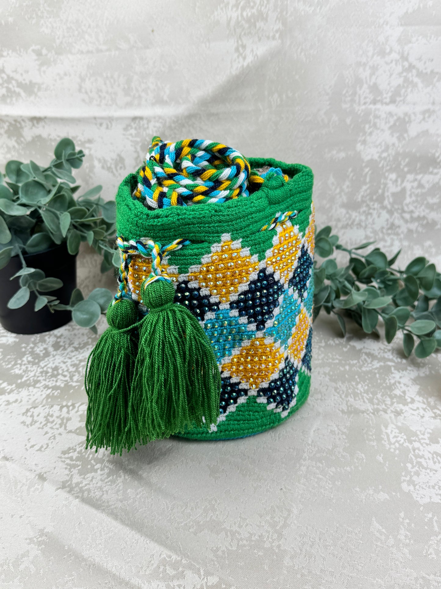 Mochila Wayuu Susuchón edición brillante 7 tejida a mano por artesanas Wayuu en La Guajira Colombia.