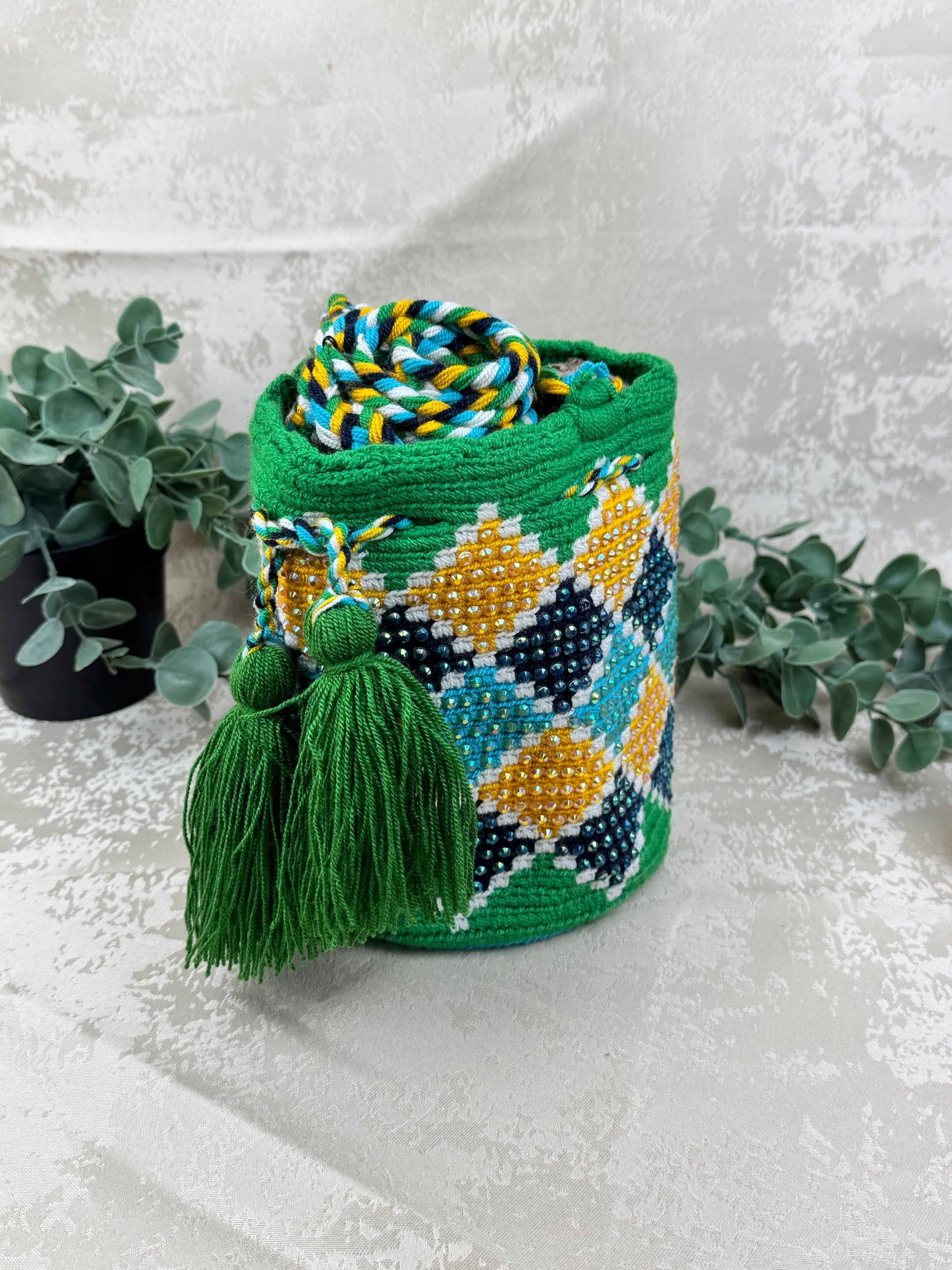 Mochila Wayuu Susuchón edición brillante 7 tejida a mano por artesanas Wayuu en La Guajira Colombia.