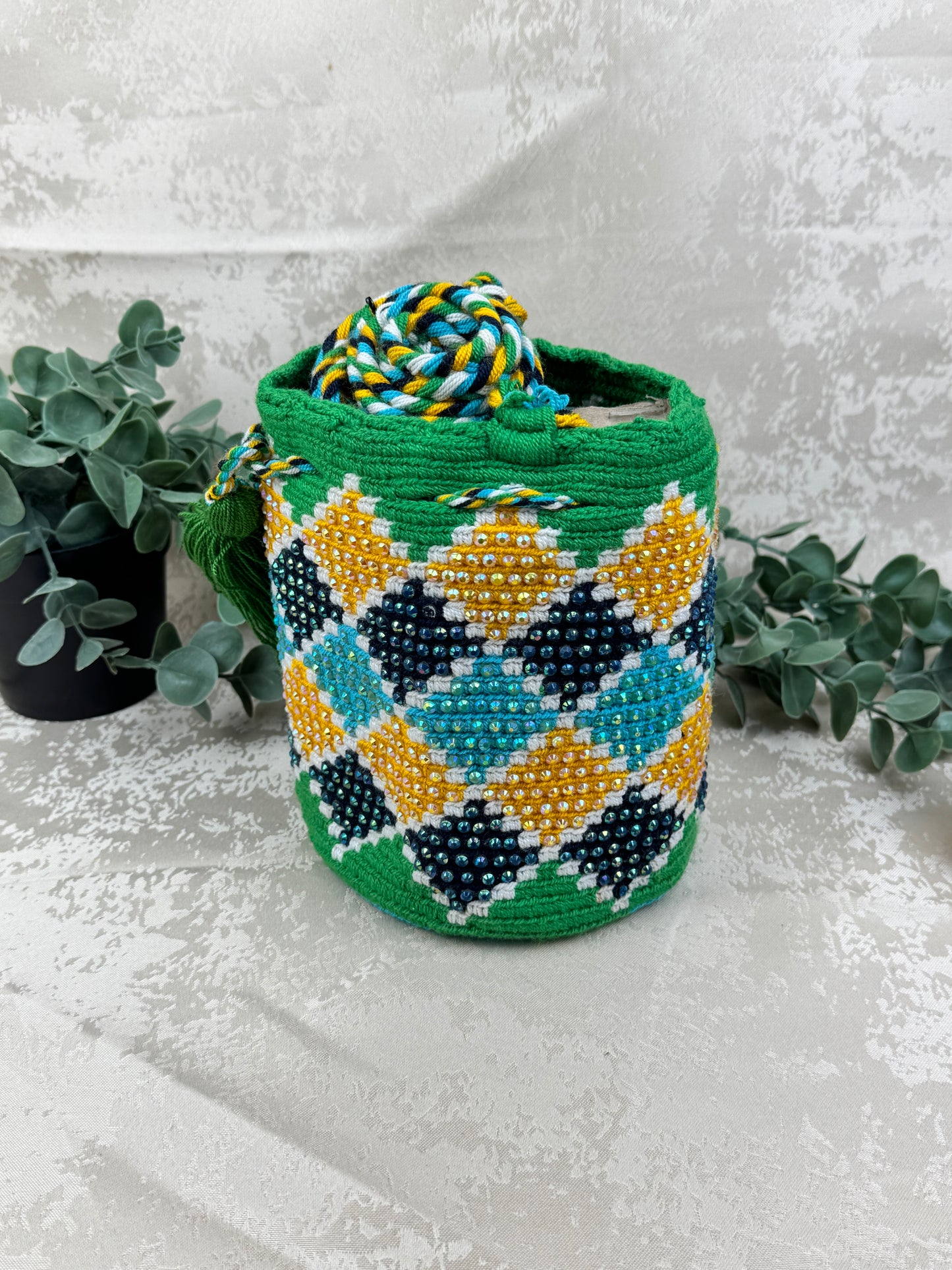 Correa tejida artesanalmente en mochila Wayuu Susuchón edición brillante.